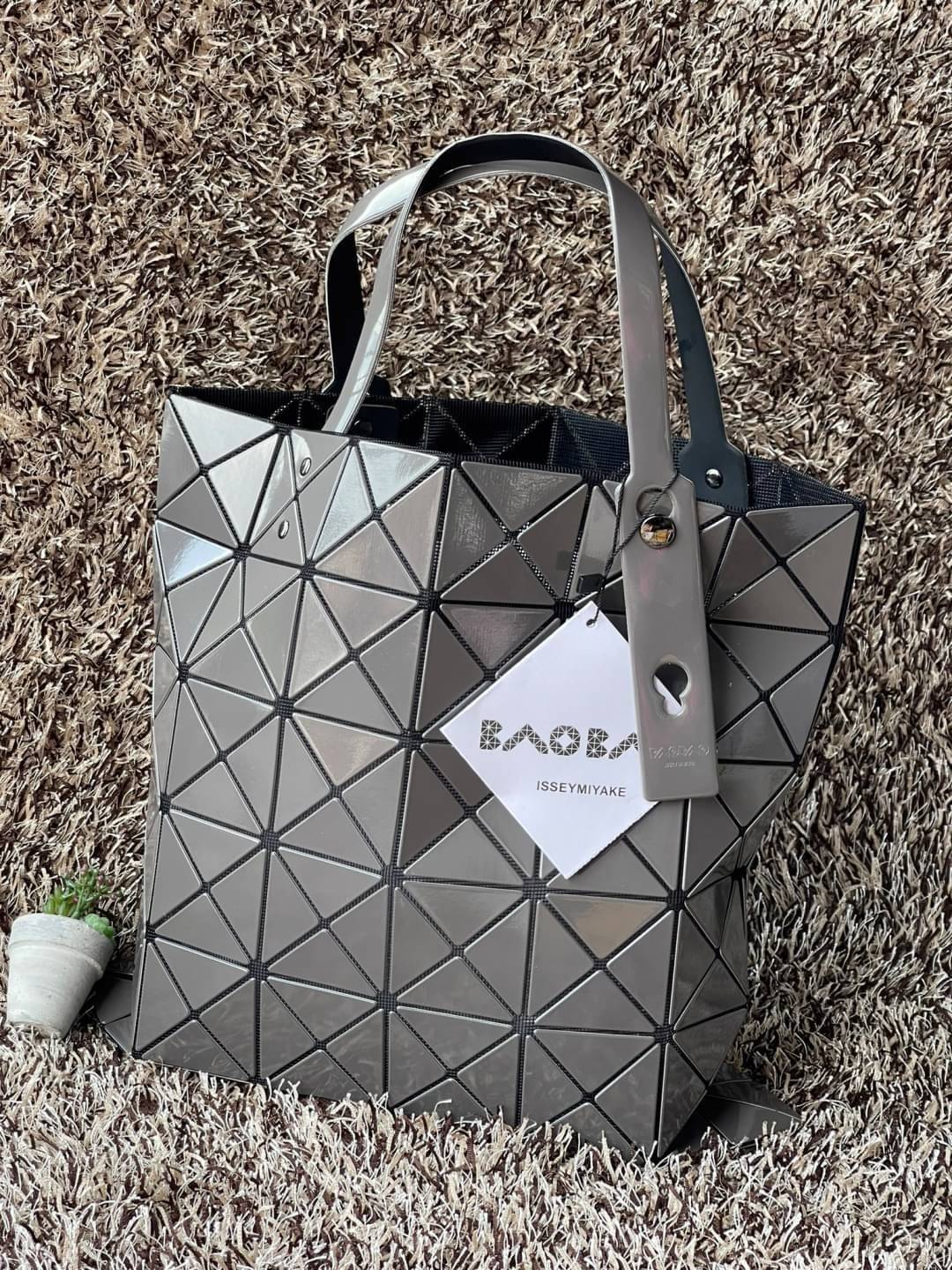Baobao Issey Miyake 6x6 กระเป๋า Tote รุ่นนี้ถือว่าเป็นกระเป๋า Tote ไซส์กลางที่เหมาะกับการพกพาสิ่งของที่จำเป็นในทุก ๆ วัน มาพร้อมสายที่สามารถปรับได้ทั้งสองสาย และมีช่องใส่ของช่องเล็กด้านใน 1 ช่อง จุของได้เยอะแถมยังทนทาน ใช้เป็น Everyday Bag ได้เลยคะ พกพาสะ