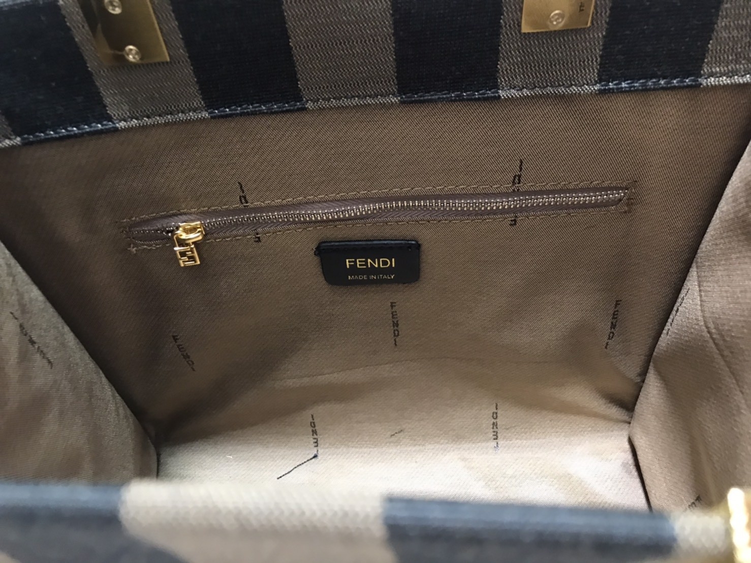 พรีเมี่ยมกิ๊ฟแท้ 100% 】Fendi New Tote Gift bag กระเป๋าถือหรือสะพายไหล่ วัสดุผ้า canvas ปักลายแบรนด์ น้ำหนักเบา ภายในโล่ง จุของได้เยอะ สวยหรู ดูดี คุณนายสุดๆ ไอเท็มแนะนำเลยค่า