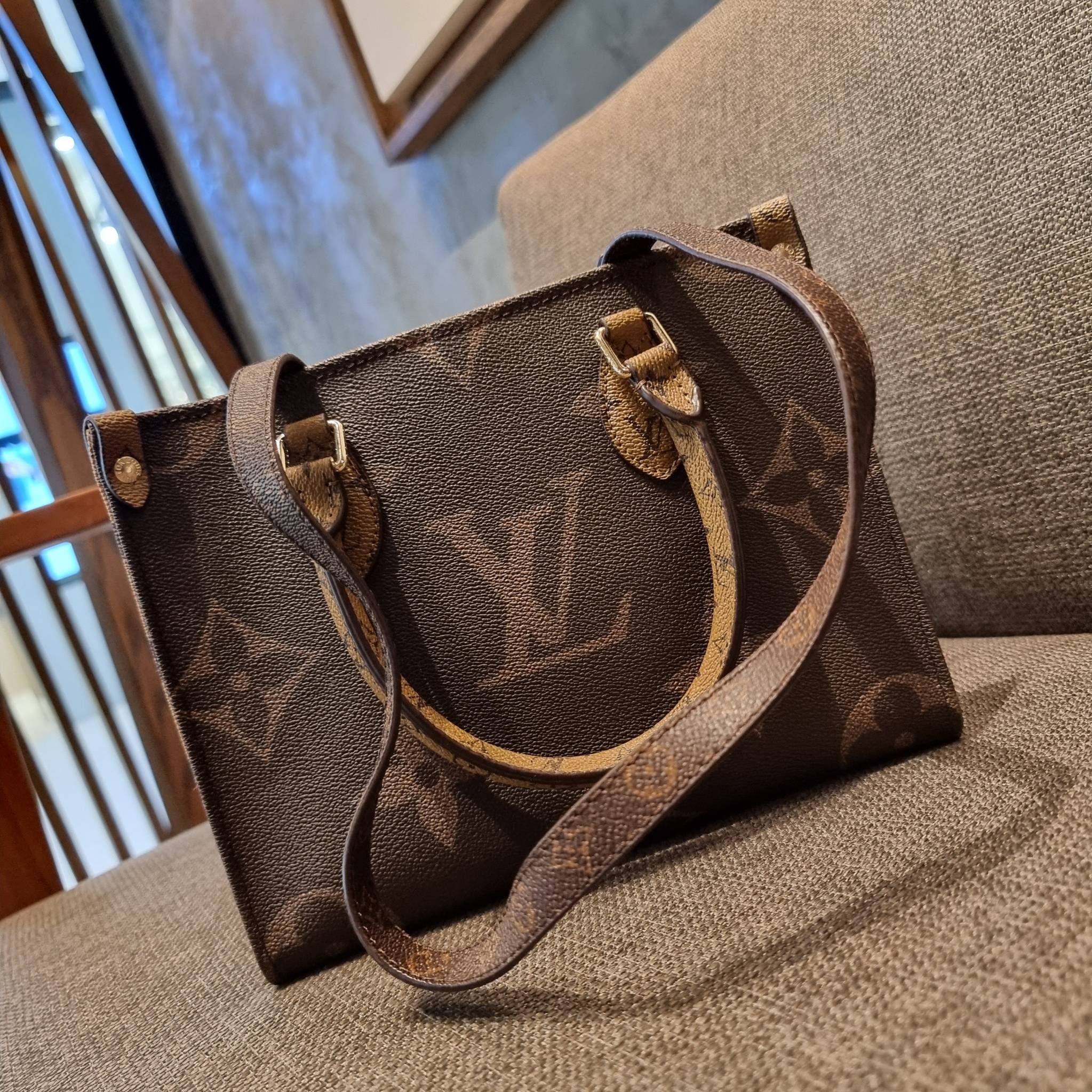 LV crossbody tote bag 10" 16" สเปเชี่ยล gift box set ในราคาที่แสนดี น่าคบหา!! สุดคุ้มและสวยที่สุดยันกล่อง!! ได้ไปยังไงต้องร้องว้าว!! กระเป๋าทรงโท้ทที่สาวๆตามหา ดีไซน์คลาสสิค ผู้ดี หรูหรา โทนสีใช้งานง่าย ได้ทุกลุค ทุกสไตล์ วัสดุหนังแคนวาสคุณภาพ ม
