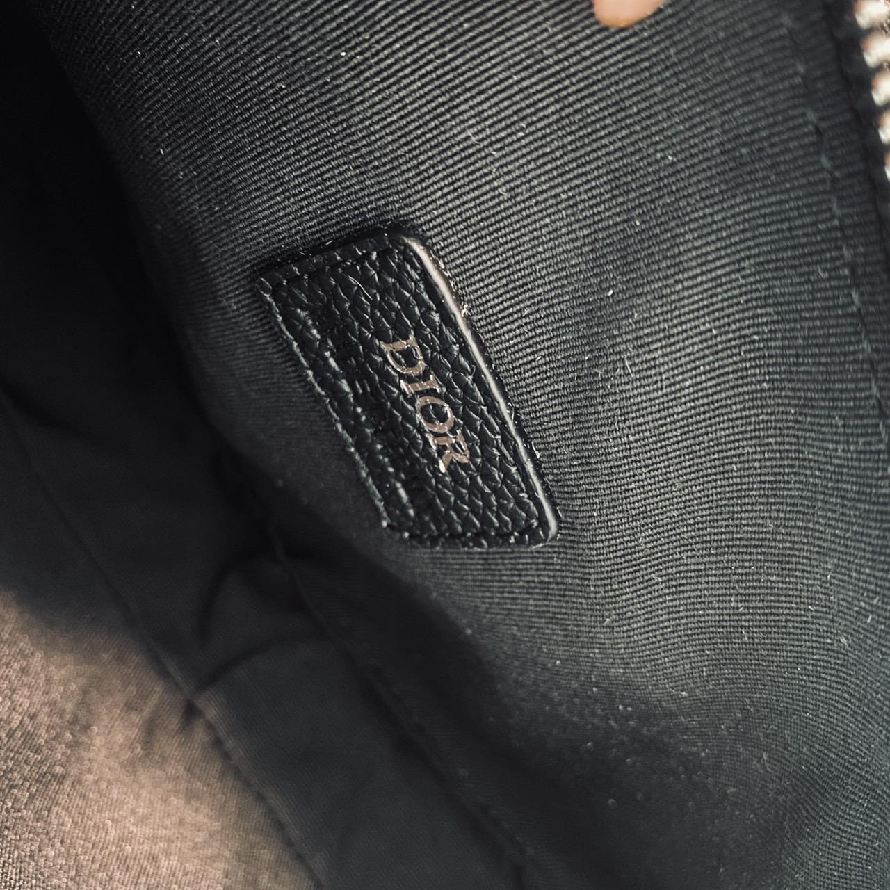 DIOR Saddle bag Oblique jacquard fabric in beige and black กระเป๋าคาดอกดิออร์ รุ่นยอดนิยมที่หนุ่มๆ ใช้งานได้แบบคุ้มๆ ดีไซส์สวยคมเรียบหรูตามแบบฉบับแบรนด์