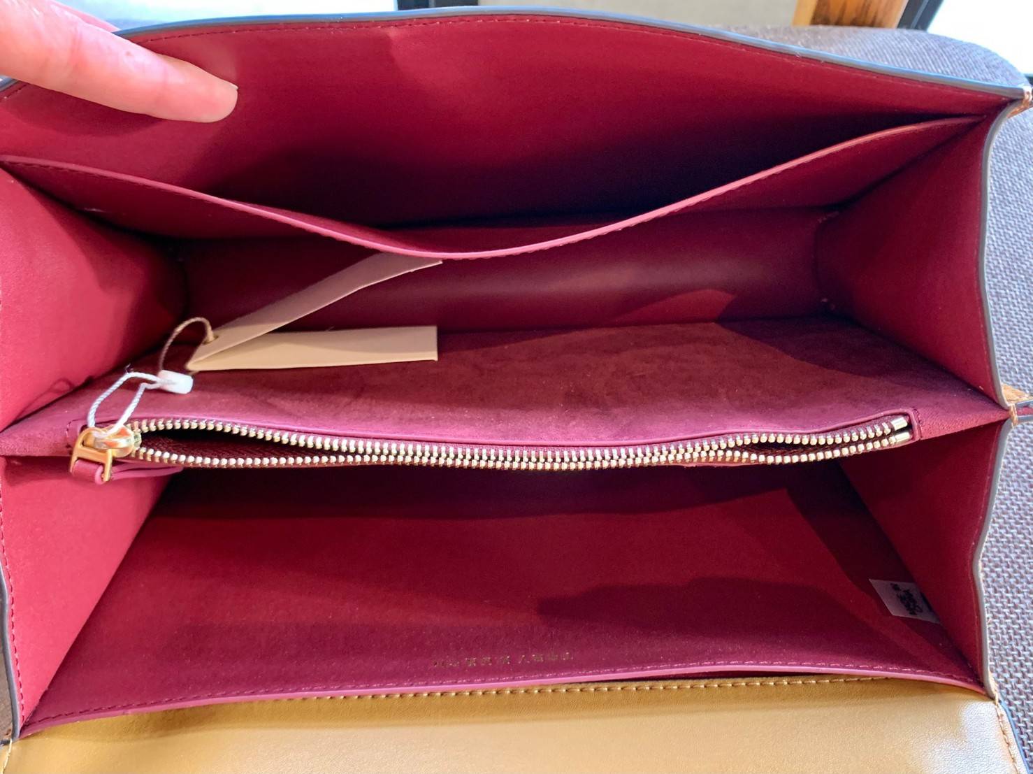 คุณภาพจัดเต็มกันเลยค่าา😘Tory Burch T Monogram Jacquard Shoulder Bag ห้ามพลาด! กระเป๋าสะพายแบบครอสบอดี้ร์ วัสดุJacquard+หนังแท้ชั้นดี ได้ลงตัวสวยงาม รูปแบบร่วมสมัยตามแบบฉบับแบรด์ได้ดีทีเดียวค่ะ! เปิดปิดกระเป๋าแบบอะไหล่แบรนด์ล็อคแม่เหล็ก