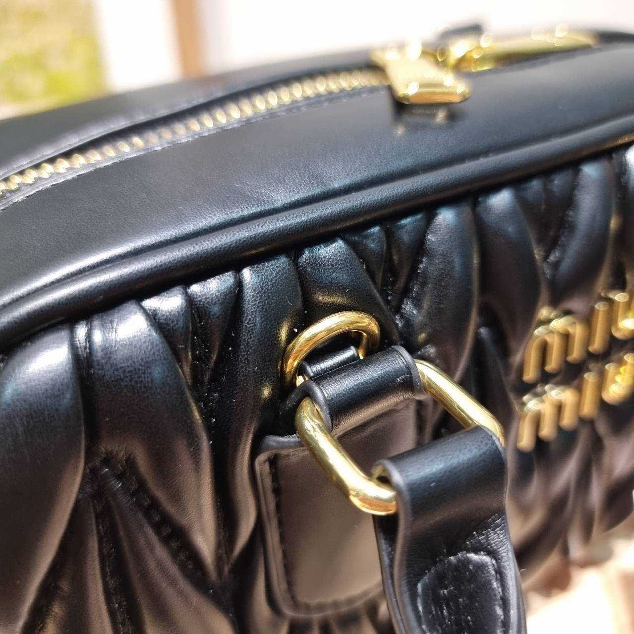 MIU MIU ARCADIE METELASSE LEATHER BAG กระเป๋าถือ/สะพายสุดชิค ที่ไม่มีตอนนี้คือพลาด ดีไซน์เพิ่มดีเทล ด้วยการเดินด้ายเป็นเอกลักษณ์ สวยดูแพง หูจับในตัวง่ายและสะดวกพกพา