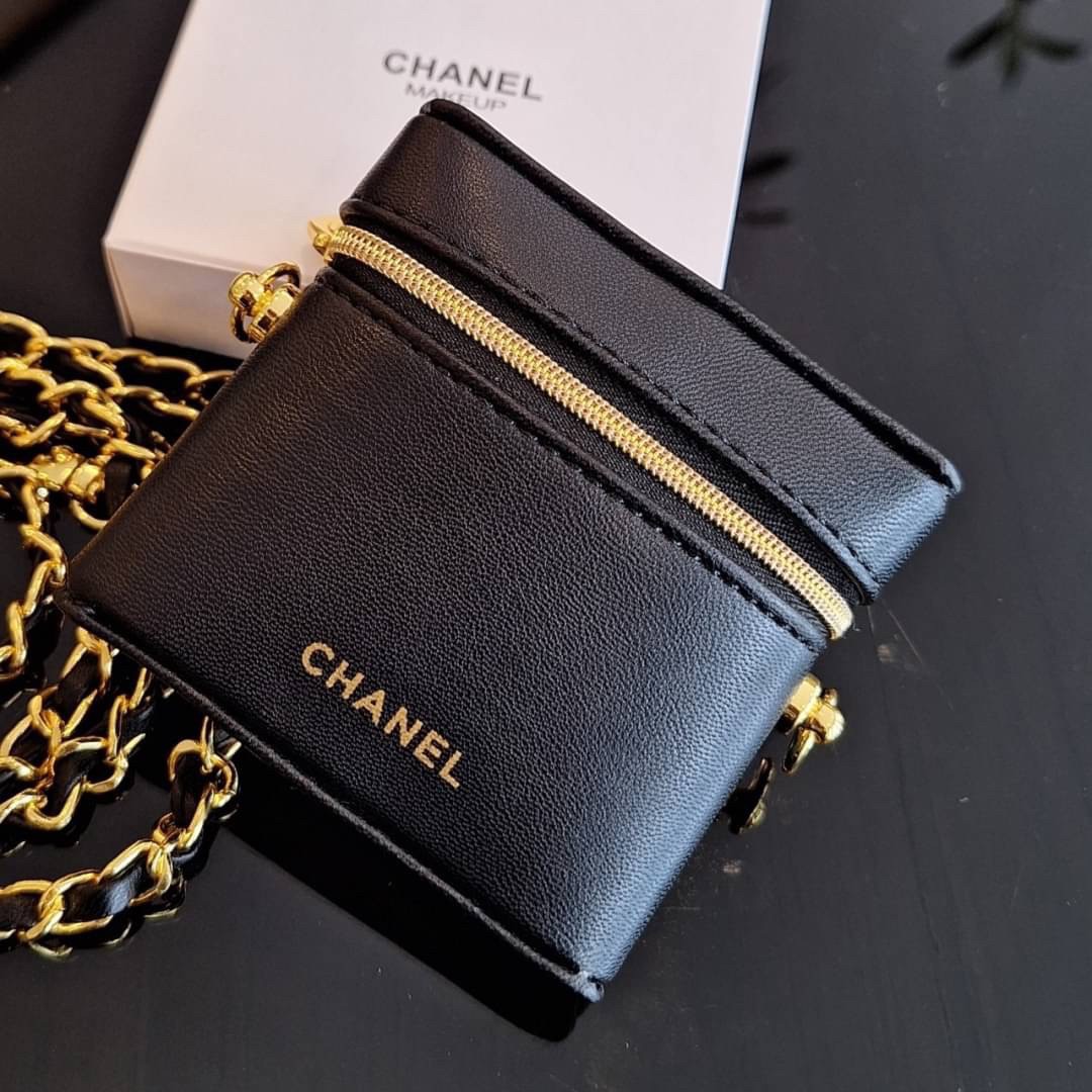 กระเป๋าสะพายข้างใบจิ๋ว งานปุ้กปิ้กน่ารัก CHANEL VIP BAG แบรนด์ดัง ตัวกระเป๋าหนังนิ่ม อยู่ทรง เปิดปิดด้วยซิปรอบ ด้านหน้าสกรีนโลโก้แบรนด์สีทอง