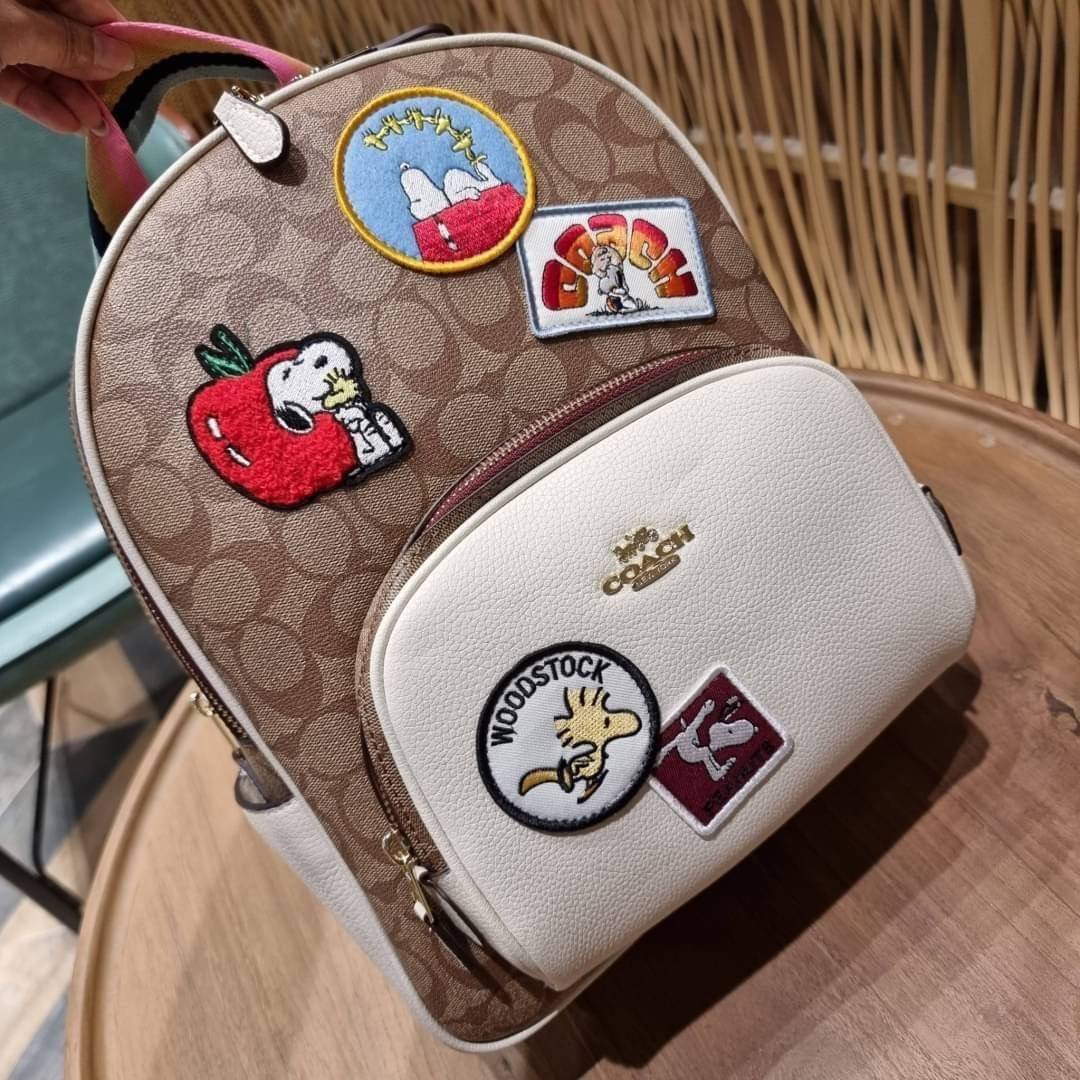 COACH C4115 COACHxPEANUTS COURT BACKPACK IN SIGNATURE CANVAS WITH VARSITY PATCHES แรงดีไม่มีตก กับคอลเลคชั่นที่ใครๆก็หลงรัก กระเป๋าเป้ทรงสวย ดีไซน์ตกแต่งลายสนูปพี โดดเด่นกว่าใคร วัสดุหนังแคนวาสสลับหนัง pepble ลงตัวที่สุด เป็นไอเท็มที่น่ารักและแฝงความหรูเล
