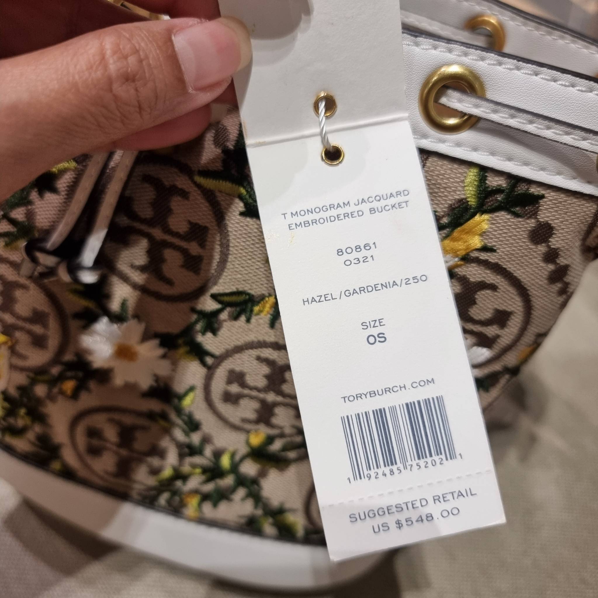 TORY BURCH T MONOGRAM JACQUARD EMBROIDERED BUCKET แรร์ไอเท็มรุ่นยอดฮิต ใบใหญ่ไซส์กำลังดี!! ที่สุดของรุ่นที่ตามหา!! สวยสุดกับดีไซน์ลายปัก ที่ดูแพง!! กระเป๋าบัคเก็ตทรงสวย ที่ดาราเซเลปใช้กันมากมาย ในราคาที่จับต้องได้ โดดเด่นด้วยลวดลายเอกลักษณ์ และลายปักธรรมช