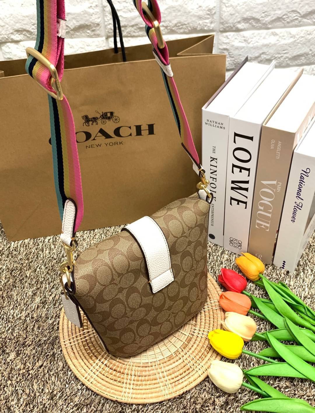 COACH C4113 - COACH X PEANUTS ADDIE CROSSBODY IN SIGNATURE CANVAS WITH VARSITY PATCHES พร้อมส่งทันที่! ลิมิเตทจาก Coach x Peanuts ที่รังสรรค์ลวดลายการ์ตูนลงบนกระเป๋าได้ซุกซนน่ารักดีมากๆค่ะ
