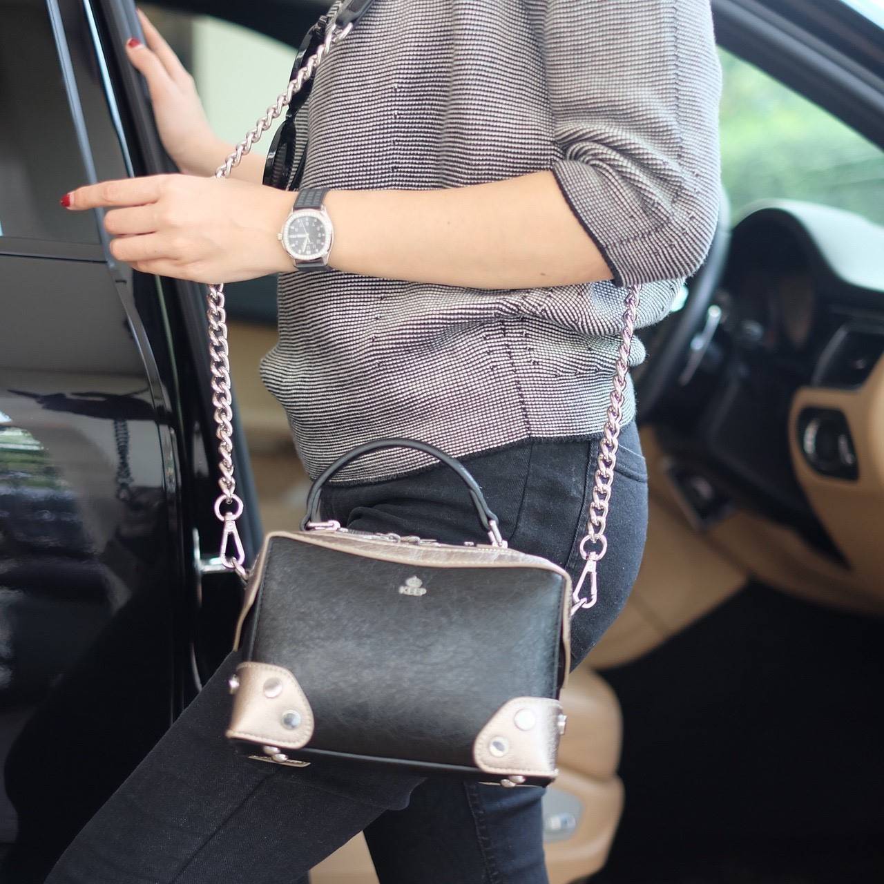 💘 New in KEEP ' Baleny' กระเป๋าทรงหมอนที่ดีไซน์ออกมาสุด Chic สวยแบบไม่จำเจ ขนาดมินิกะลังดี หนัง ลายเอกลักษณ์ ตัดกับอะไหล่เงินได้ ลุคคูลๆ แต่งชุดไหนก้อ แมทช์แน่นอนค่า ปากกระเป๋ามีช่องซิป 2 ด้านแบ่งเก็บของได้สะดวกมากมีซิปปิดอย่างดี หางซิป 