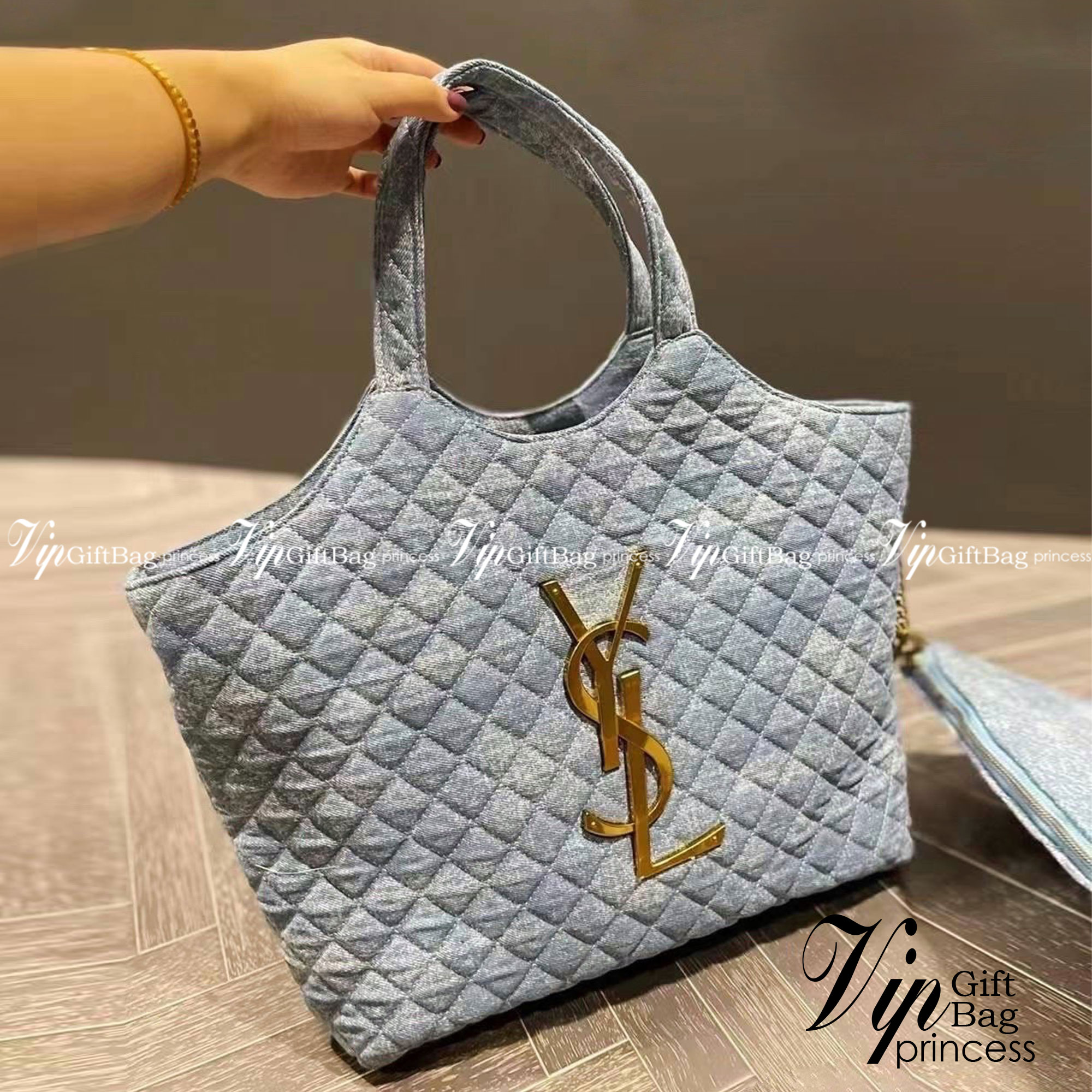 YSL icare maxi shopping Denim bag / YSL tote denim bag กระเป๋าไซส์ใหญ่ พร้อมใบเล็ก วัสดุเดนิมเย็บลายตาข่าย (Quilted Bag) ดีไซน์คล้ายตะกร้าช็อปปิ้ง โฉบเฉี่ยวกว่าหลายระดับด้วยการประดับฮาร์ดแวร์ทองเหลืองในตัวอักษร YSL สะดุดตา มอบสไตล์เรียบง่ายแต่คลาสสิกให้สา