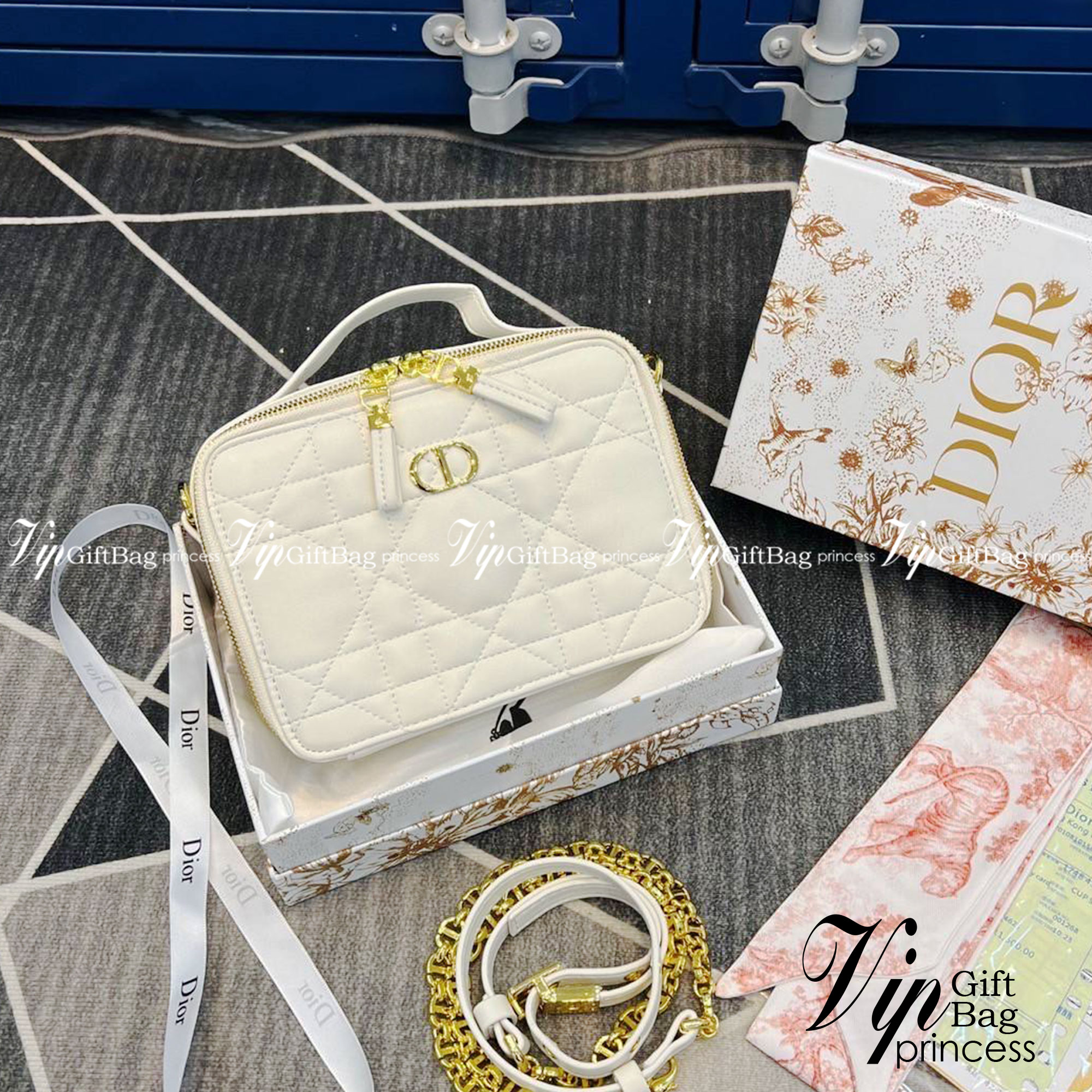 DIOR Caro Box Bag with Chain กระเป๋าสะพายทรงกล่อง หรูหรา ใช้งานง่าย ภายในเป็นช่องโล่ง มีช่องย่อย มาพร้อมสายสะพาย crossbody ถอดได้ ที่สามารถปรับใช้ได้หลากหลายสไตล์ เป็นสีที่ใช้งานได้ทุกโอกาส มาครบ box set ให้เก็บเป็นคอลเลคชั่นได้ ในราคาสุดคุ้ม จัดเลย!!