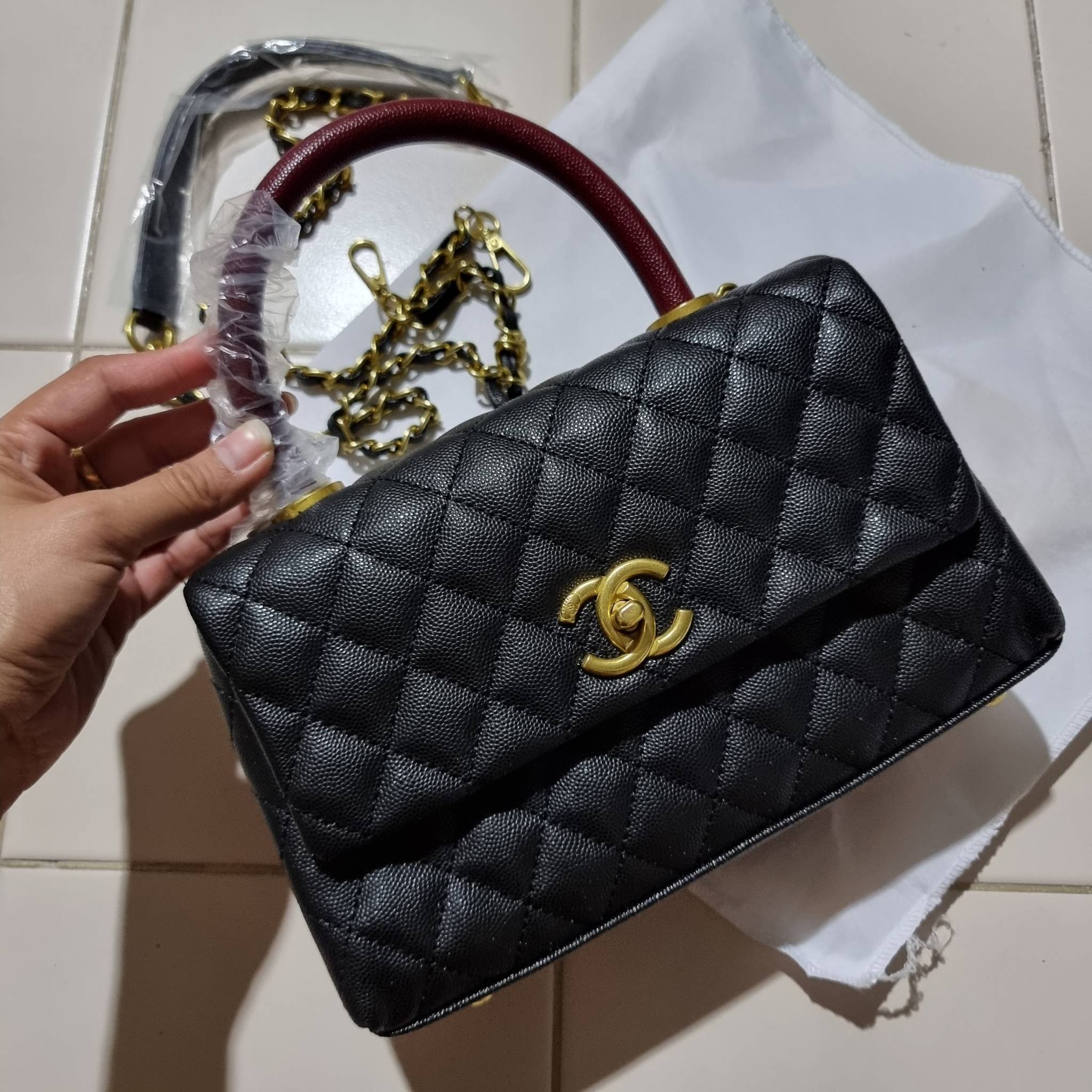 VIP 】รุ่นยอดฮิตตลอดกาล ไซส์กำลังสวย!! จากแบรนด์ Chanel กระเป๋าถือ/สะพาย หนังลายคาเวียร์ โลโก้เด่นชัด เปิด-ปิดกระเป๋าด้วยตัวบิดล็อค อะไหล่สีทองหรู ทรงสวยผู้ดี ภายในกระเป๋ามีช่องโล่งกว้างจุของได้พอสมควร มีช่องซิปแบ่งสัดส่วน ด้านหลังมีช่องเก็บของจุกจิกอีก 1 