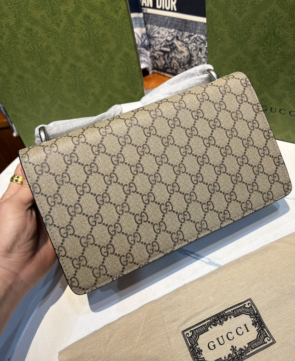 28CM หนังแท้ GUCCI Dionysus shoulder bag ฮอตไอเท็ม รุ่นนี้ขายดีขายหมด สวยหรู คุณหนู ผู้ดีมาก!! นานๆ มาจะมาน้าา รุ่นหายากค่ะ กระเป๋าสะพายข้าง ดีไซน์อยู่ทรง ขนาดกำลังสะดวกใช้สำหรับสาว วัสดุหนังแท้เต็มใบ ภายในแบ่งสัดส่วนได้เป็นอย่างดี งานจริงดีงาม สาวๆได้ไปร