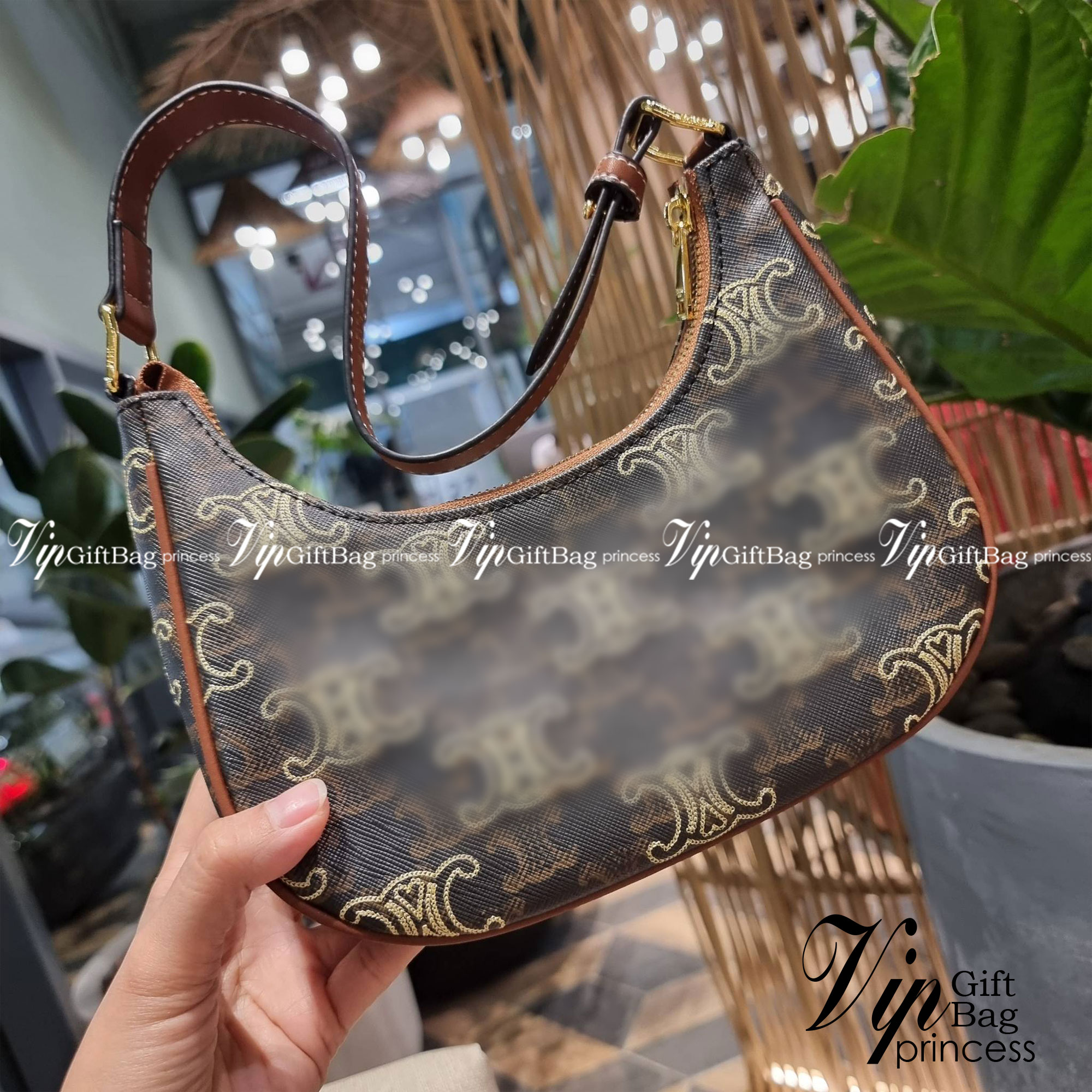 VIP 🥂 CELINE AVA IN TRIOMPHE CANVAS WITH TRIOMPHE HEART EMBROIDERY สวยเกินต้านรุ่นสุดปัง ที่ดีไซน์ออกมาใหม่ พร้อมให้ได้สวยก่อนใครไปเลย กับกระเป๋าสะพายไหล่ รูปทรงไม่เหมือนใครไม่เกร่อ ใช้แล้วดูแพง!! และที่น่ารักแบบตะโกนก็ตรงที่ โลโก้ลายปัก ดีเทลเดิน