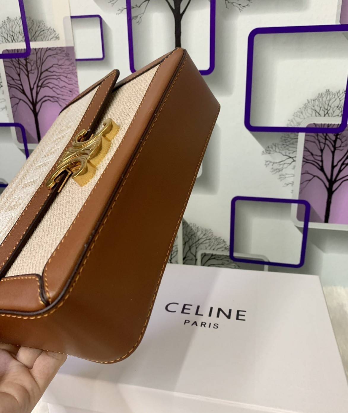 CELINE TRIOMPHE BAG VIP GIFT WITH PURCHASE (GWP) พรีเมี่ยมกิ๊ฟ Limited Edition จาก CELINE PERFUME DUTYFREE COUNTER วัสดุ Textile Canvas & CalfSkin ดีไซน์ทรงสี่เหลี่ยมผืนผ้า อะไหล่ทอง ด้านหน้าปักโลโก้แบรนด์เด่นชัด ด้านหลังมีช่องสำหรับใส่ของอีก 1 ช่อง สายสะ