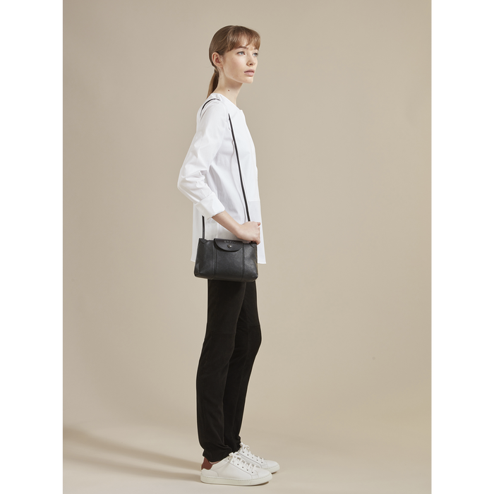 Longchamp Le Pliage Cuir Crossbody Bag อีกหนึ่งคอลเลคชั่น Le Pliage Cuir หนึ่งในตระกูลกระเป๋าสุดไอคอนิกจากแบรนด์ Longchamp และจัดการปรับดีไซน์ให้มีขนาดเล็กลงในทรงcrossbody กะทัดรัดสะพายแล้วคล่องตัว ด้วยดีไซน์ที่ดูเป็นเอกลักษณ์การใช้งานช่องหลักที่ซิปด้านหล