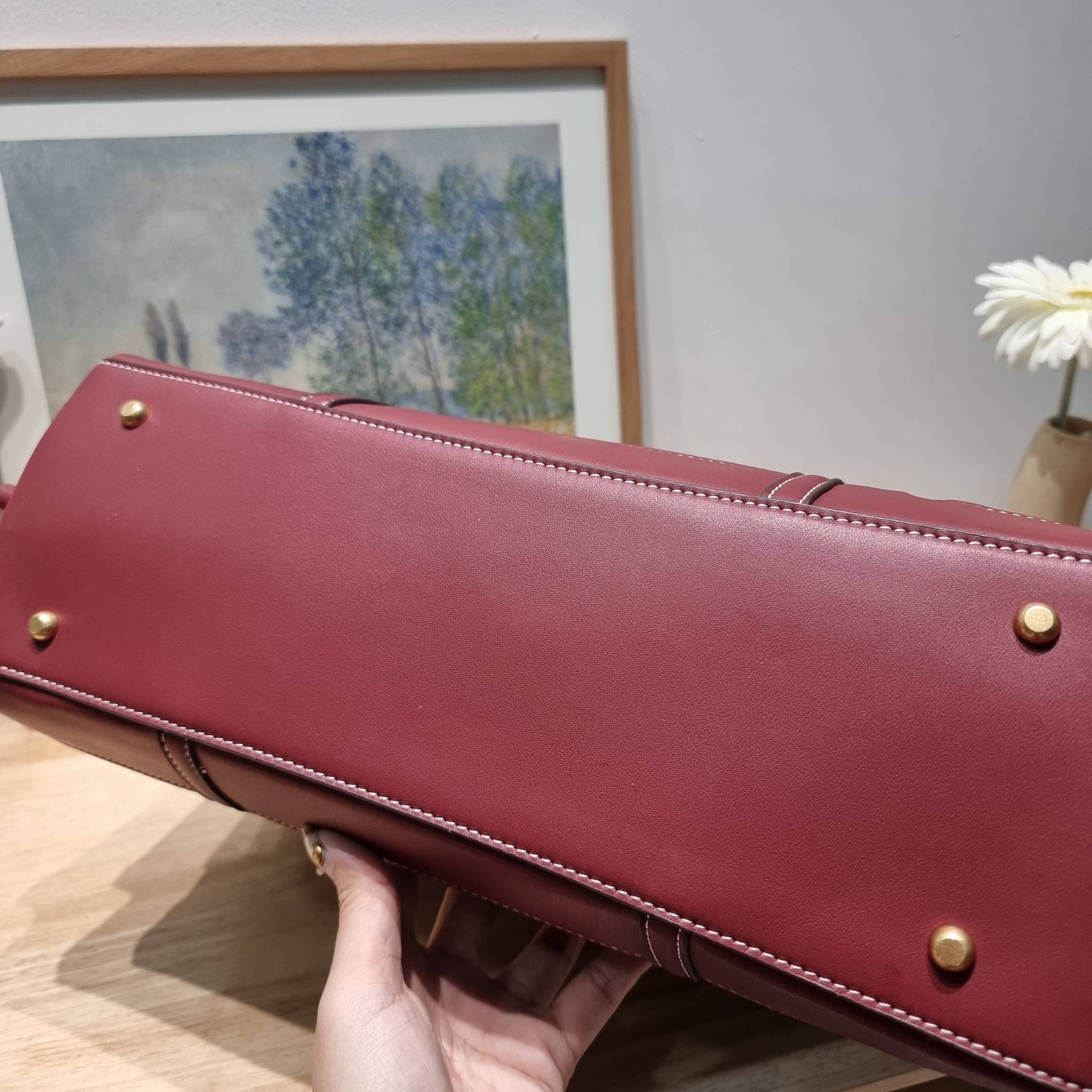 TORY TOTE BAG / TORY BURCH PERRY EMBROIDERED T MONOGRAM TRIPLE-COMPARTMENT TOTE BAG ใหม่ล่าสุด กับกระเป๋าทรงโท้ทใบใหญ่ ลวดลายโมโนแกรมสุดคลาสสิคที่ถูกดีไซน์รังสรรค์ด้วยงานปักสุดชิค น่าใช้ใจฟูแค่แรกเห็น ดีเทลดีงาม หูสะพายในตัว สะพายไหล่ได้แบบชิลๆ