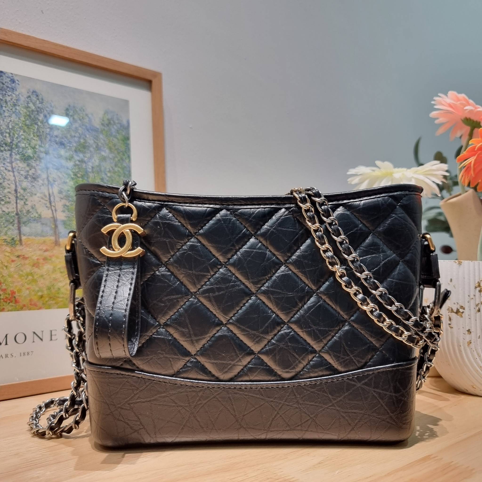 CHANEL Gabrielle Bag Medium สวยคลาสสิค No.1 ต้องยกให้ไอเท็มนี้เท่านั้น กับกระเป๋าสะพายซิกเนเจอร์ ดีไซน์ไม่เหมือนใคร เป็นเอกลักษณ์