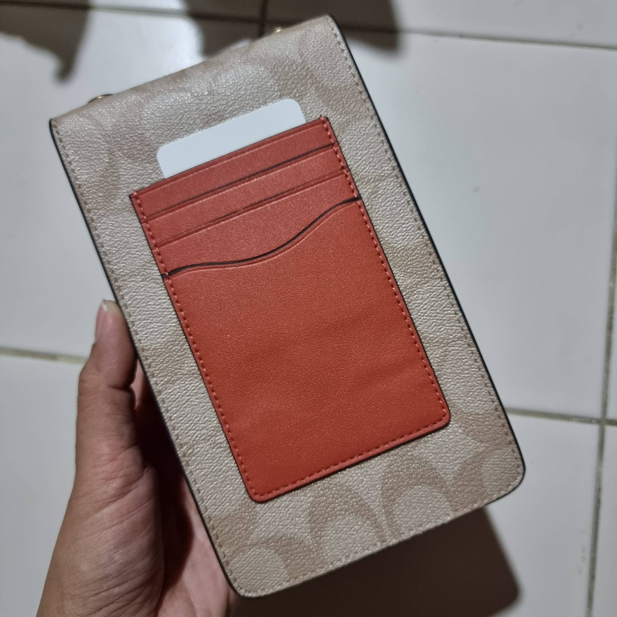 COACH F73486 NORTH/SOUTH PHONE CROSSBODY IN SIGNATURE CANVAS WITH FRUIT 🍒🍓🍋 แจกความสดใสกันอีกครั้ง!! กับกระเป๋าสะพายเอนกประสงค์ Case phone ใส่โทรศัพท์มือถือได้ทุกรุ่น ดีไซน์ลายผลไม้ฉ่ำๆ สวยมีเสน่ห์ 💖 วัสดุหนังแคนวาสคุณภาพ ฝ