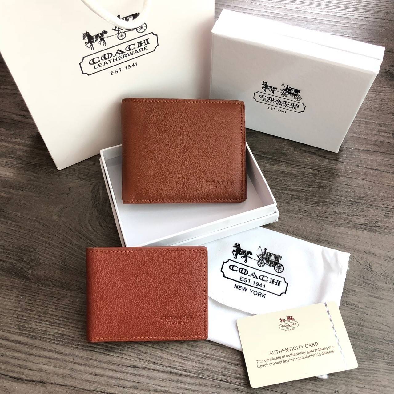 COACH Compact ID Wallet in Sport Calf Leather กระเป๋าสตางค์ใบสั้น ภายในมีช่องใส่บัตร, ธนบัตร มาพร้อมกระเป๋าใส่บัตรใบเล็กอีก 1 ใบ จะมอบเป็นของขวัญหรือใช้เองก็แนะนำค่ะ