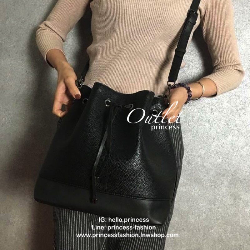 Guess Drawstring Bucket Bag With Strap GUESS. DRAWSTRING BUCKET BAG WITH STRAP กระเป๋าถือหรือสะพายแบรนด์ดังรุ่นยอดนิยม วัสดุหนังแกะสังเคราะห์แบบนิ่มสวยอยู่ทรง ด้านหน้าประดับโลโก้ เปิดปิดแบบ Drawstring ภายในกว้างมีช่องซิปและโลโก้ ใส่ ipad และของใช้ได้เยอะ 