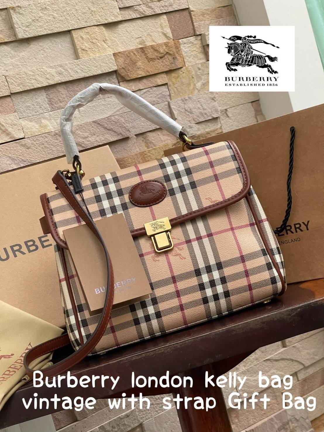 Burberry london kelly bag vintage with strap Gift Bag เป็นขนาดที่พอเหมาะกับการใช้ในชีวิตประจำวัน รูปทรงคลาสสิกที่ไม่ทิ้งในเรื่องของคุณสมบัติการใช้งานลวดลาย Vintage Check ที่ถือว่าเป็นสัญลักษณ์อันเก่าแก่ของแบรนด์ เสริมทุกสไตล์การแต่งตัวได้แบบไม่มีตกยุค พร้