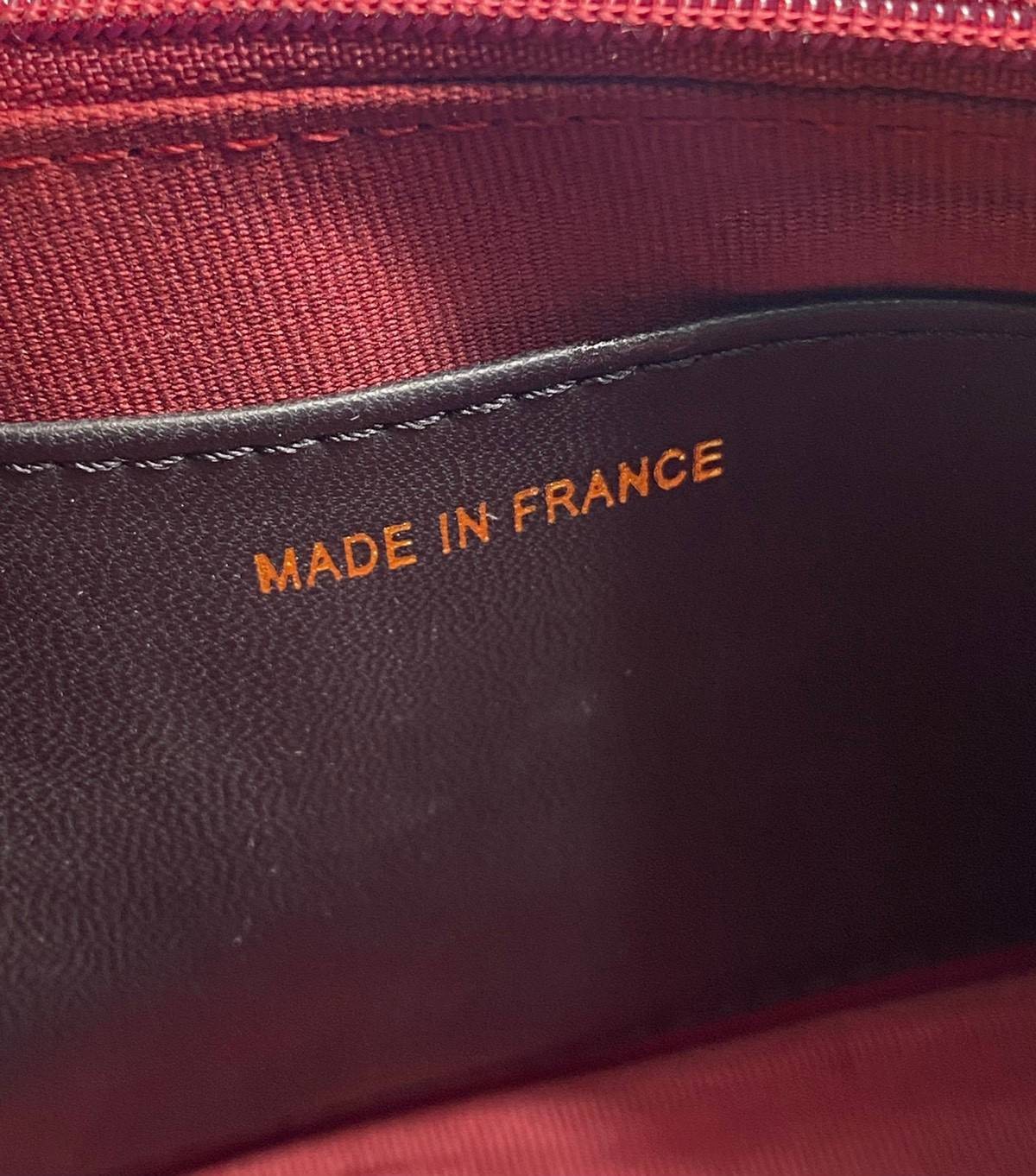 CHANEL WOC กระเป๋าสะพายหนังแท้ทรงสวยตลอดกาล งานหนังแท้เรียบสวย เนื้อนุ่ม อยู่ทรงคุณภาพดีตามแบบฉบับของแบรนด์ น้ำหนักเบา ด้านหน้ามีโลโก้แบรนด์อะไหล่ทองหรูหรา ปิดปิดด้วยฝาปิดกระดุม ตัวจริงสวยมากๆถูกใจรีบจองนะคะ