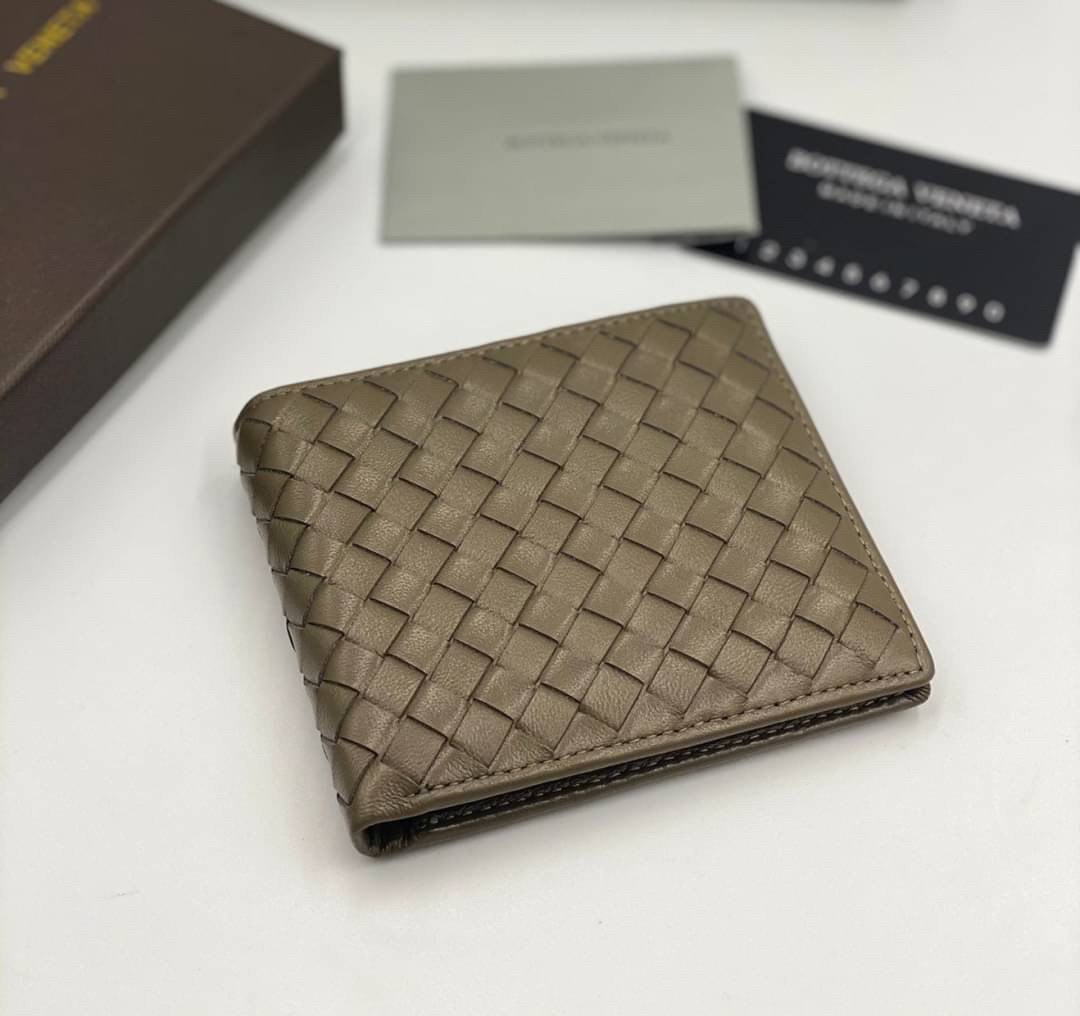 VIP 】หนังแท้ BOTTEGA VENETA WALLET กระเป๋าสตางค์ใบสั้นคุณผู้ชาย รุ่นตามหา มาเท่าไหร่ไม่เคยพอเลยค่า เป็นรุ่นคลาสสิกที่หยิบมาใช้งานได้บ่อยที่สุด งานหนังลูกวัวแท้ทั้งใบสวยมากนะคะ ใช้ทนทานได้นานเลยค่ะ ภาพสินค้าถ่ายจากงานขายจริง พร้อมส่งที่ไทยราคาสุดคุ้มห้ามพล