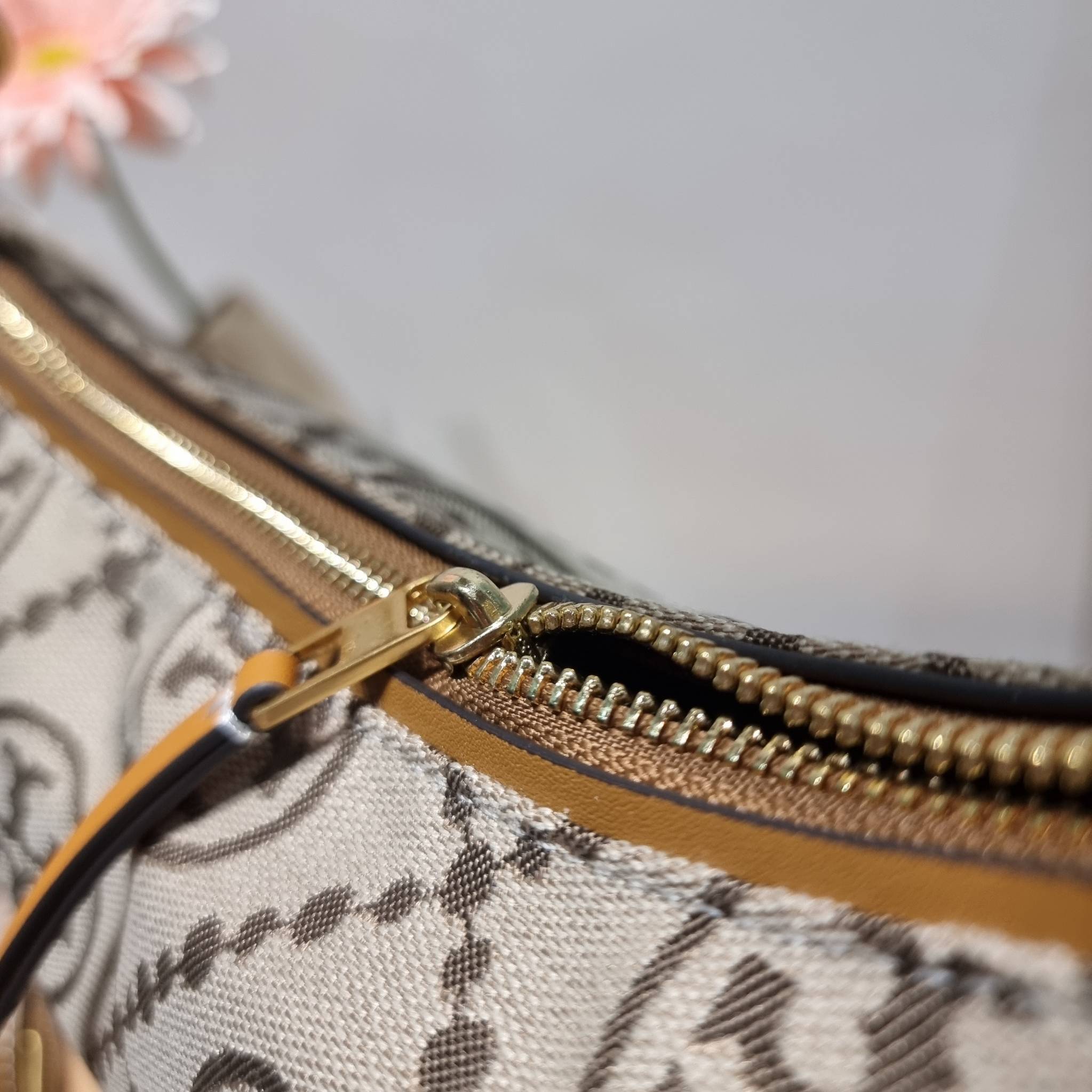 ใบใหญ่ 35cm Tory Burch T Monogram Medium Crescent Bag / TORY BURCH T MONOGRAM JACQUARD CRESCENT BAG ไซส์ใหญ่กับไอเท็มสุดร้อนแรง เซเลปรีวิวเยอะมาก!! สาวๆตามหากันไปอีก กระเป๋าทรง half moon ที่ดีไซน์บนผ้า jacquard ลวดลายซิกเนเจอร์ เรียบหรู ผู้ดีมากแม่! มาพร้