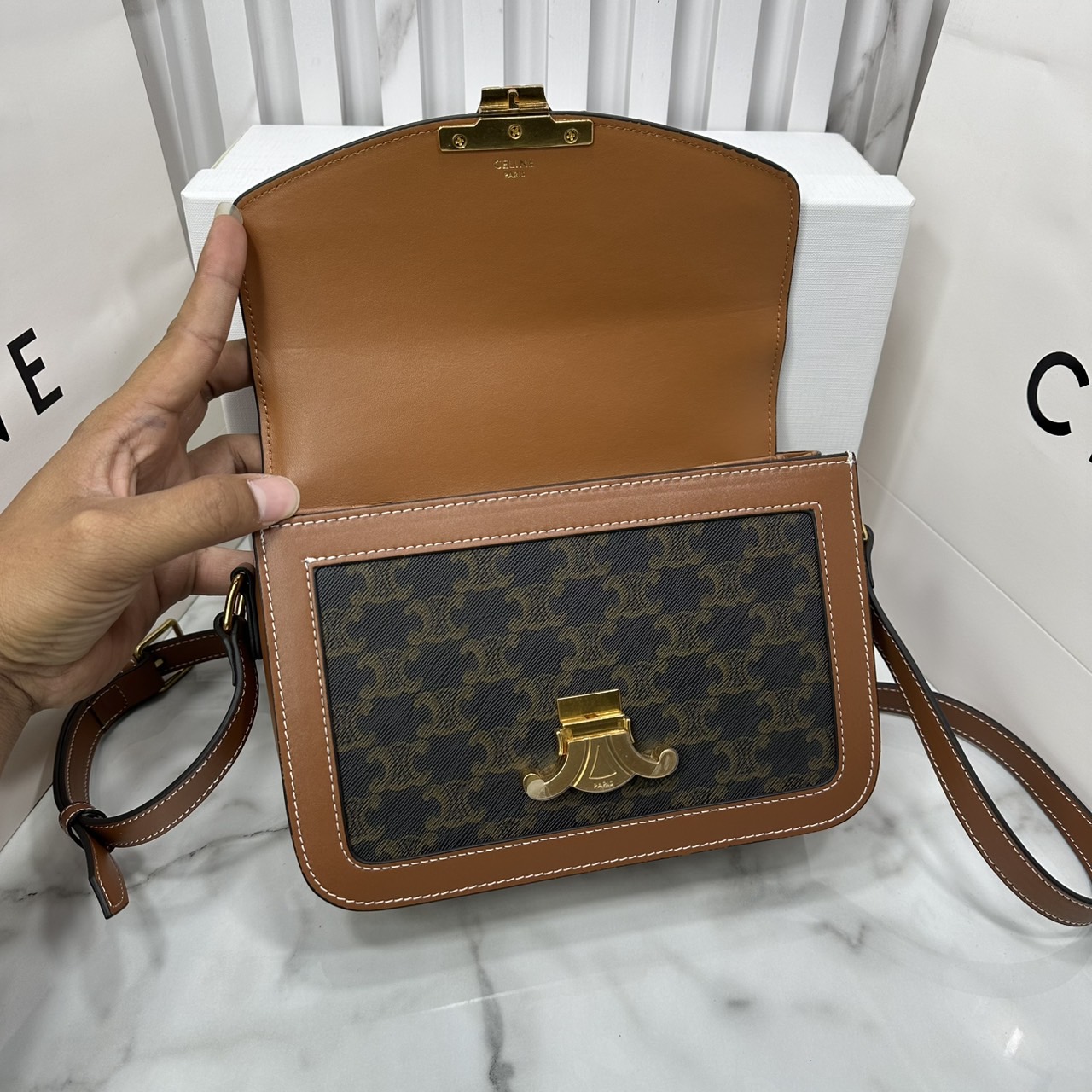 ORI หนังแท้ | 9" CELINE CLASSIQUE TRIOMPHE bag in natural leather กระเป๋าสะพายรุ่นยอดนิยม ด้วยรูปทรงสี่เหลี่ยมผืนผ้า ดีไซน์คล่องตัวถ่ายทอดให้เห็นถึงแก่นแท้ของสไตล์