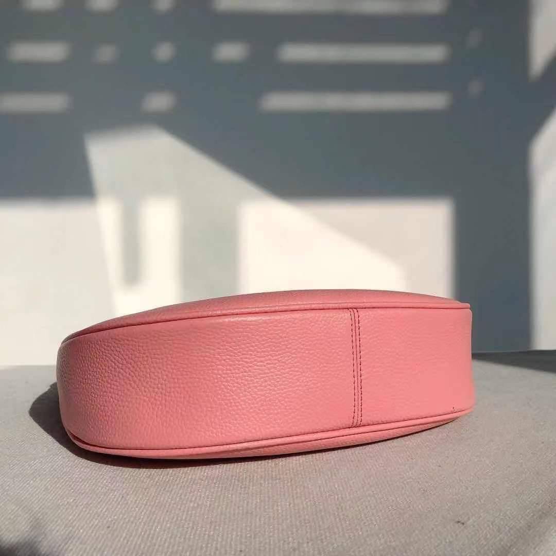 COACH BAILEY HOBO WITH WHIPSTITCH ((C4108//C1322)) พร้อมส่งที่ไทย!! สวยจริงไม่จกตาแน่นอนค่าา กระเป๋าทรงโค้ง ใช้แบบหิ้วหรือคล้องไหล่ก็ดูดี ใช้วัสดุหนังแท้ชั้นดี หนังสวยมากๆค่ะ ด้านหน้าใช้อะไหล่แบรนด์ตัวใหญ่ หรู ดูสะดุดตามีเดียว