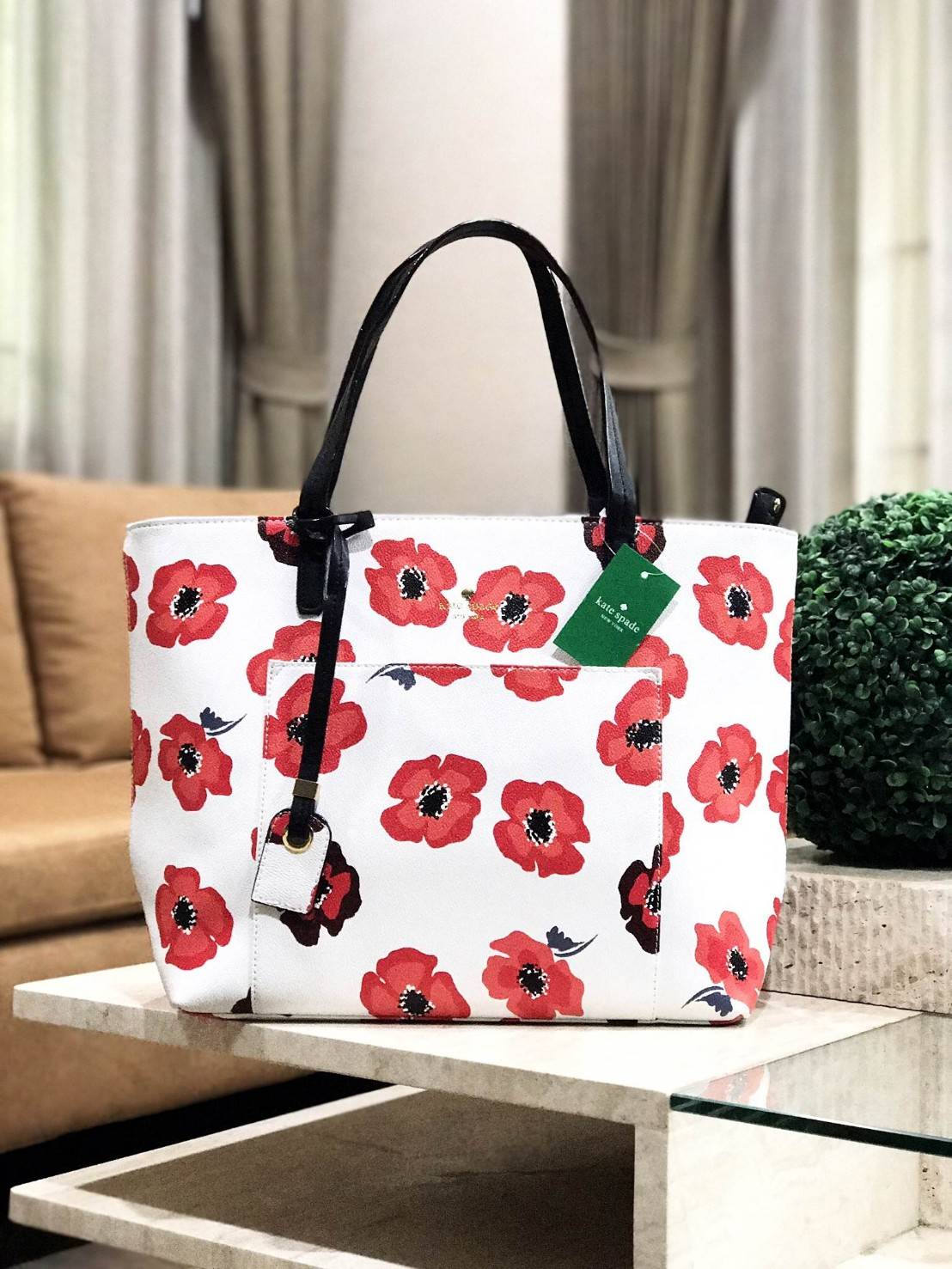 KATE SPADE New York Hyde Lane Poppies Riley Rose Tote Bag กระเป๋าสะพายทรง Tote Bag หนังสวยอยู่ทรงคอลเลคชั่น ดอก Poppies ห้อย TAG ที่หูกระเป๋าด้านหน้าประดับโลโก้ มีช่อง หน้าใส่ของได้ ภายในมีช่องซิป และช่องใส่มือถือ กว้างและจุ ใส่ ipad, notebook, เอกสาร A4 