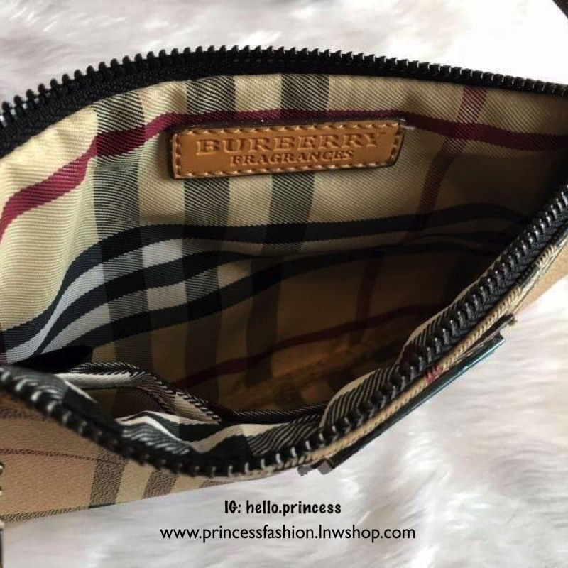 BURBERRY FRAGRANCES WRISTLET VIP Gift With Purchase (GWP) Limited Edition พรีเมี่ยมกิ๊ฟจากเคาน์เตอร์น้ำหอม BURBERRY FRAGRANCES วัสดุหนังเรียบลาย Burberry Signature สุดคลาสสิคประดับโลโก้แบรนด์มาพร้อมสายคล้องมือสามารถถอดออกได้ เปิดปิดด้วยซิปสะดวกใช้