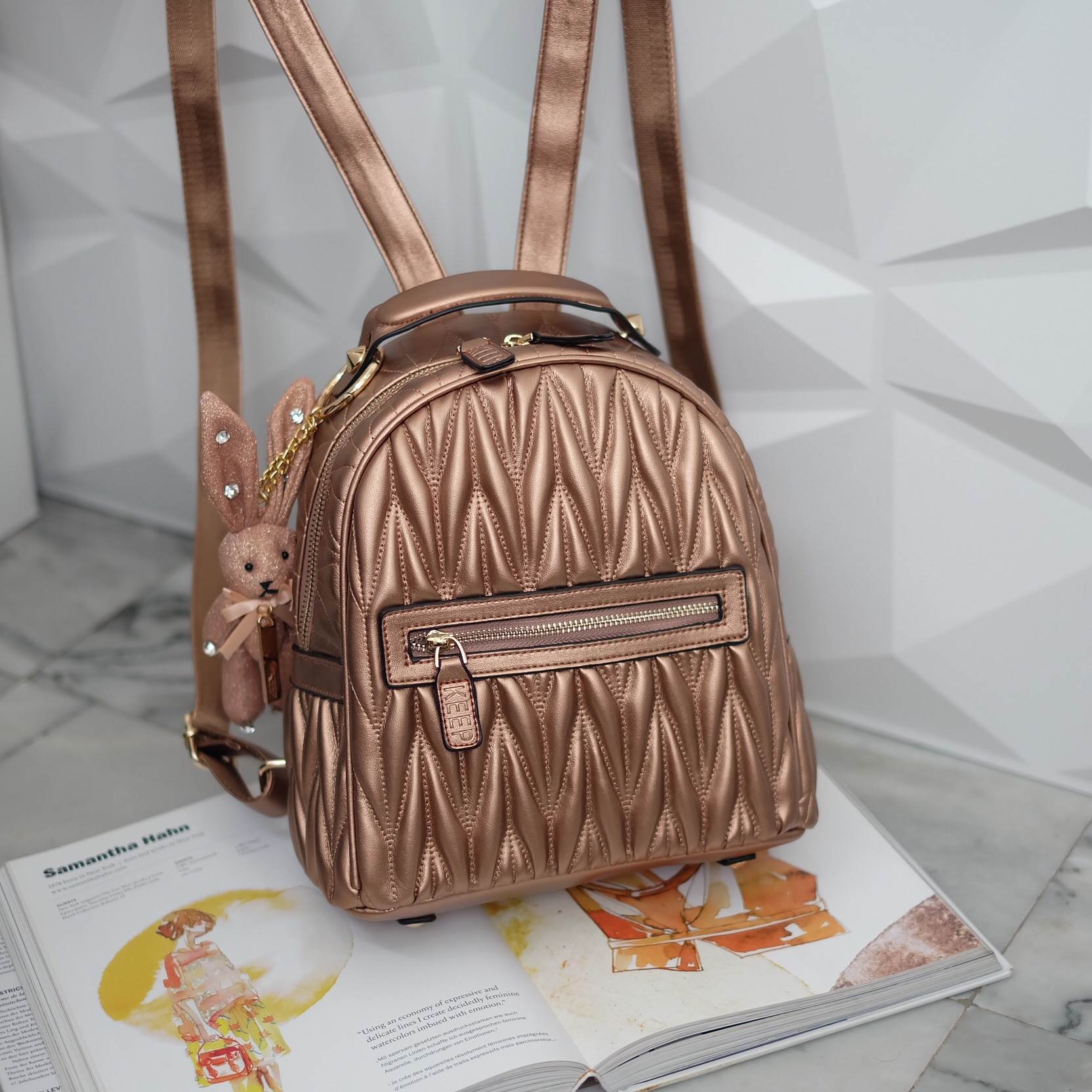 สีใหม่ล่าสุด รับ summer นี้เลยค่า ห้ามพลาดน๊า !!! งานหนังแท้ ทางร้านได้ รุ่นสุด Chic ทรง mini mini น่ารักๆ จากแบรนด์ KEEP มาฝากคะ =>> กระเป๋า หนังแท้เนื้อดี ลายหนังชัด ทนทานคะ น้ำหนักเบา ดีไซด์ ทันสมัย เข้าได้กับทุกชุด =>> อะไหล่ทองตัดกับกระเป