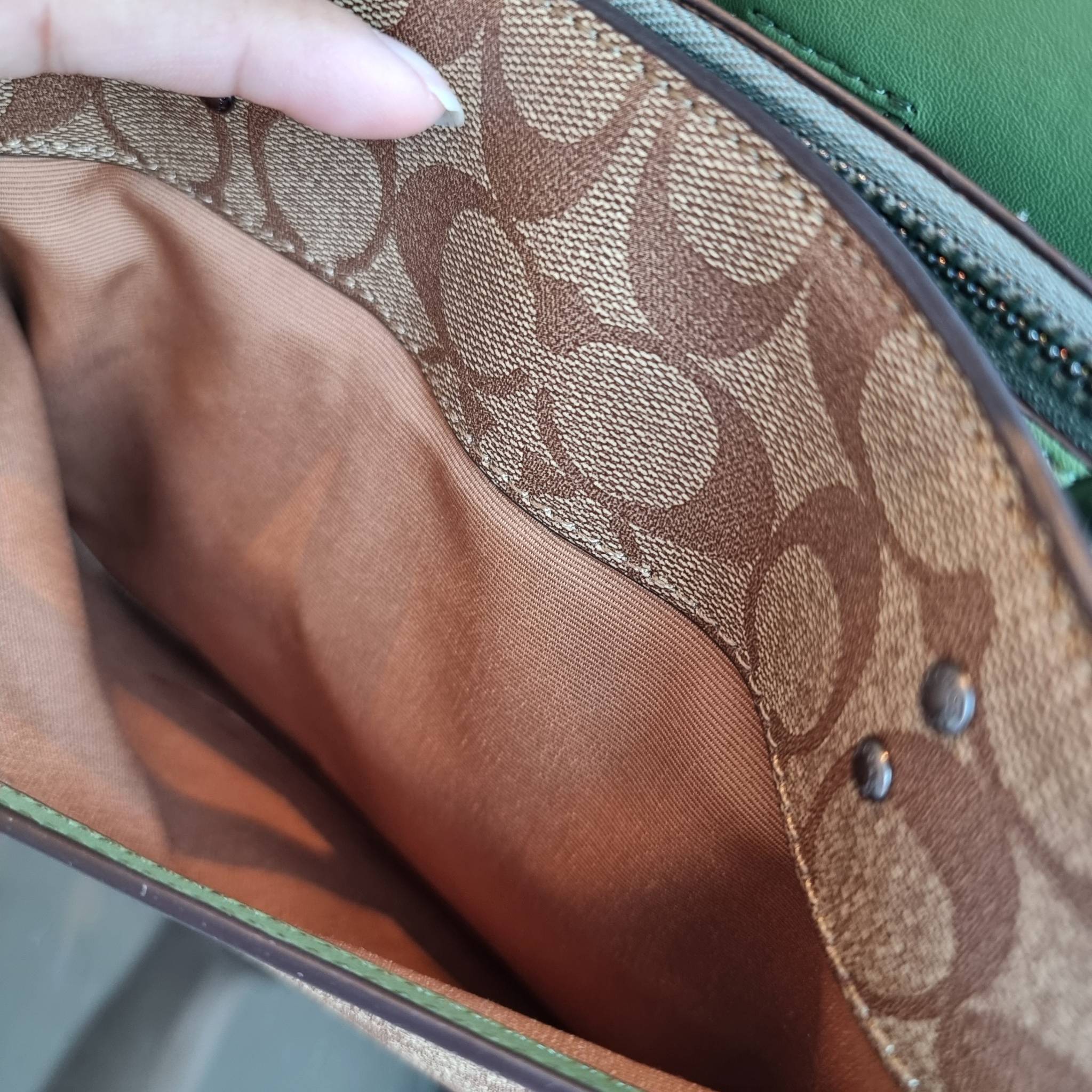 COACH F91495 LILLIE CARRYALL IN SIGNATURE CANVAS สีใหม่ล่าสุด กับรุ่นที่สุดของความขายดี รอบนี้ใบใหญ่จุใจ กระเป๋าสะพายทรงสวย ที่ดีไซน์ออกมาให้ใช้งานง่าย สะดวก สวย หรู ดูดี!! วัสดุหนังแคนวาสเคลือบลาย มาพร้อมสายสะพายข้างและหูจับในตัว ถอดออกถือคล้องแขนเก๋ๆ หร