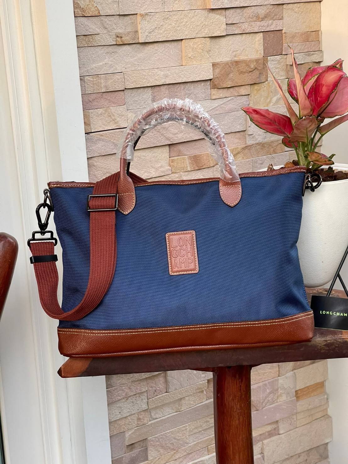 LONGCHAMP BOXFORD TRAVEL BAG M กระเป๋าเดินทางขนาดกลาง มาพร้อมสายสะพายที่สามารถถอดได้ ให้คุณเลือกสะพายไหล่หรือถือได้ มีซิปรูดเปิดปิดกระเป๋าที่ให้คุณมั่นใจได้ว่าคุณจัดเก็บไอเท็มของคุณได้อย่างมิดชิด บ็อคฟอร์ด (BOXFORD) สะท้อนความเป็นเอกลักษณ์ของแบรนด์ที่เปี่