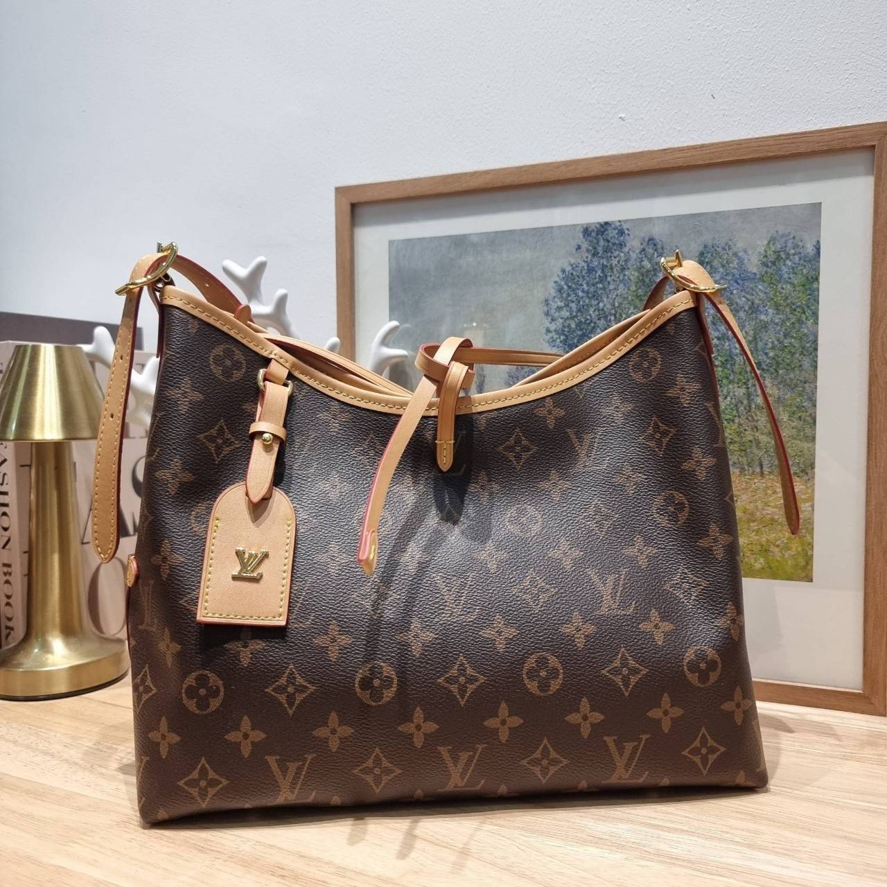 LV CARRYALL BAG ใหม่ล่าสุด รุ่นลิมิเต็ดที่สาวๆตามหา กระเป๋าสะพายไหล่ทรงสวย ดีไซน์เรียบง่ายคลาสสิค หรู ดูผู้ดี รูปทรงใช้งานง่าย มาพร้อมใบลูก ไว้เก็บของจุกจิก