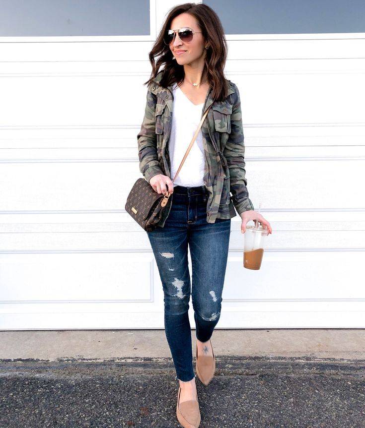 LV CROSSBODY CHAIN BAG rare item!! วัสดุหนังแคนวาส คมชัด หรู เปิด-ปิดกระเป๋าด้วยแถบแม่เหล็ก ภายในเป็นช่องโล่ง ใส่ของใช้สำคัญได้สบายๆ มือถือ พาวเวอร์แบงค์ เครื่องสำอางค์ ของจุกจิกได้หมดจ้า มาพร้อมสายสะพายโซ่ และสายสะพาย crossbody ถอดออกได้ พร้อมเสิร์ฟความส