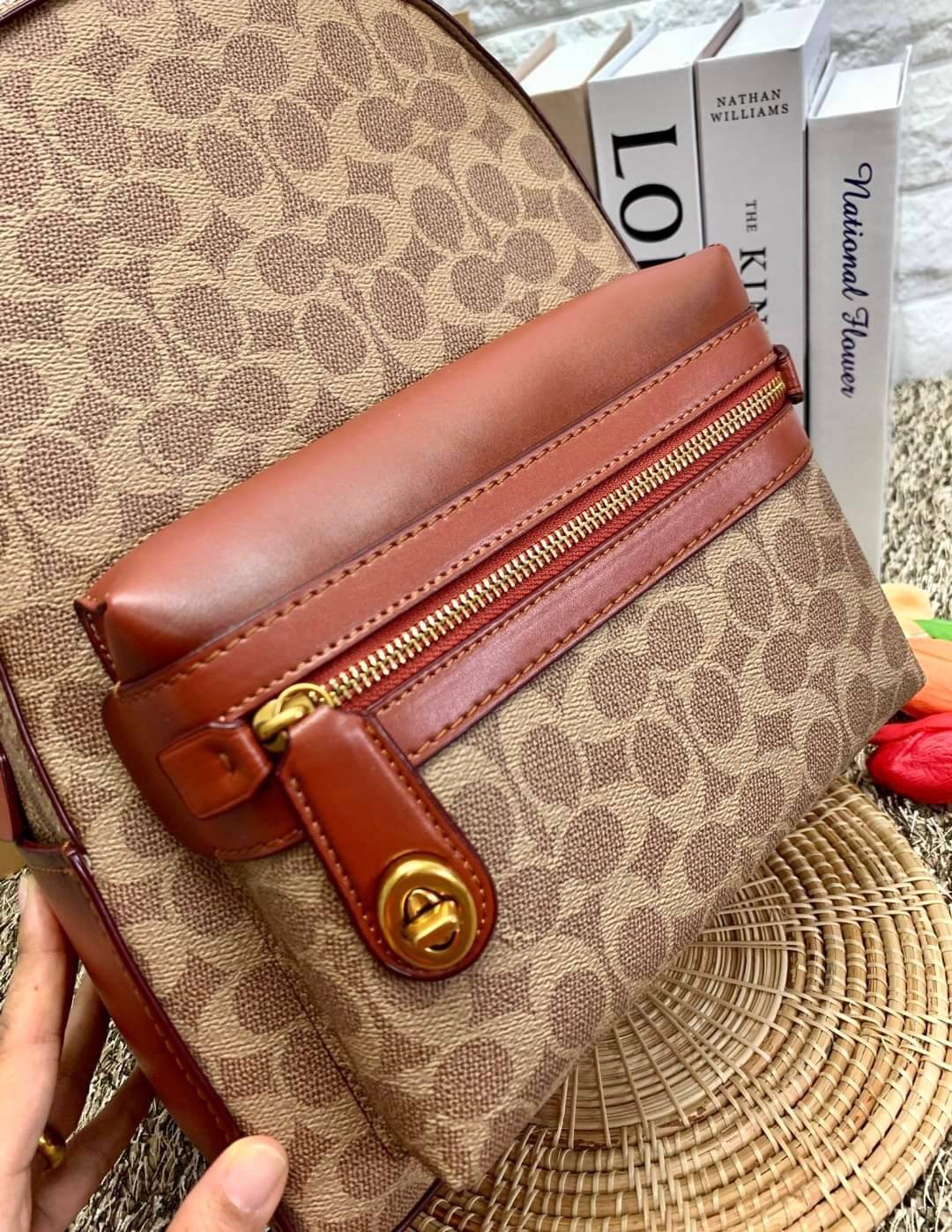 COACH CAMPUS BACKPACK IN SIGNATURE BAG ((32715)) LARGE พร้อมส่งอีกครั้ง ((ใบใหญ่)) ห้ามพลาด! กระเป๋าสะพายหลังแบบมีหูหิ้วได้ หนังแท้อย่างดี ลายหนังสวย สีหนังคลาสสิค ดูดีมากๆค่ะ ด้านหน้ามีช่องซิปขนาดกลางใส่มือถือหรือของจุกจิกได้ เปิดปิดกระเป๋าแบบซิปคู่ ภายใ