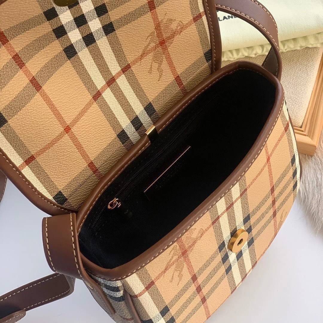 BURBERRY CROSSBODY VINTAGE BAG VIP GIFT WITH PURCHASE (GWP) พรีเมี่ยมกิ๊ฟ Limited Edition จากBURBERRY วัสดุหนังPVC สวยอยู่ทรง เปิดปิดด้วยฝาปิดกระดุมแม่เหล็กประดับริบบิ้นพู่