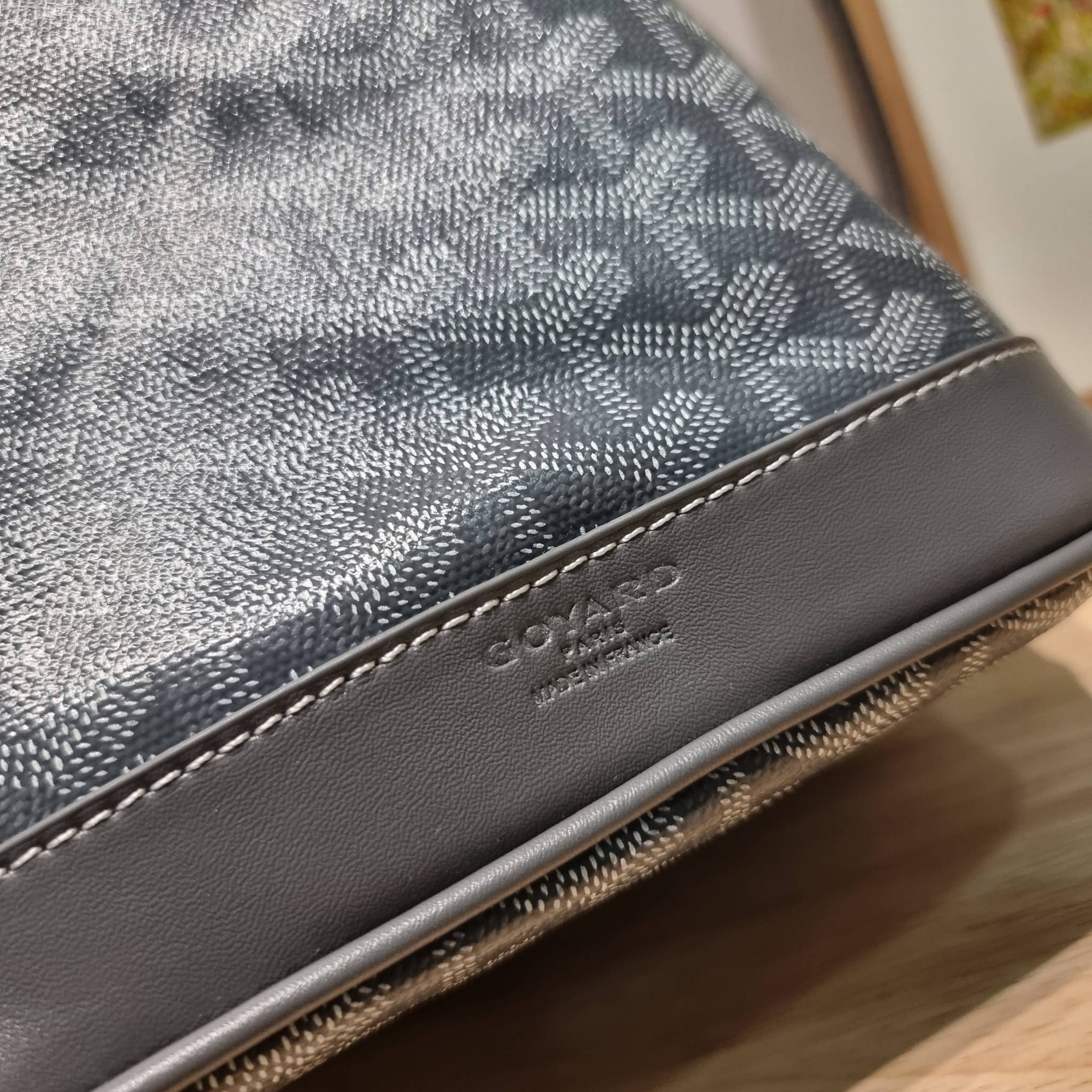 GOYARD PETITE FLOT BUCKET BAG กระเป๋าสะพายทรงบัคเก็ต ที่ดีไซน์สะดวกต่อชีวิตมาก รูปทรงคลาสสิค ดีไซน์เป็นเอกลักษณ์ สดใสทุกสี ดูผู้ดีในตัว วัสดุหนังแคนวาสพิมพ์ลายสวยคม ปากกระเป๋ารูดเปิด-ปิดได้ตามชอบ ภายในเป็นช่องโล่ง ใส่กระเป๋าสตางค์ มือถือ ได้ครบถ้วน มาพร้อ