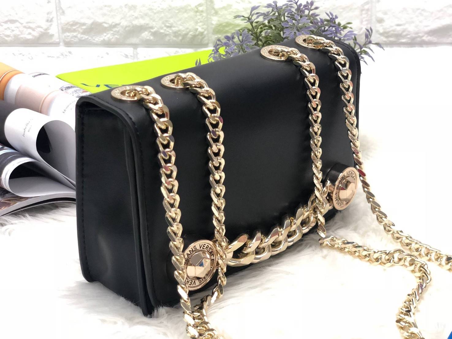 VERSACE JEANS NAPPA CROSSBODY BAG New in! กระเป๋าสะพาย วัสดุหนัง pu. เรียบเนื้อดี ปรับเปลี่ยนรูปแบบการใช้งานได้ถึง 3 แบบ สะพายข้าง, crossbody หรือคล้องไหล่ได้ อะไหล่ทองเหลื่อมๆ ดูวินเทจ เปิดปิดกระเป๋าแบบฝาปิดกระดุมแม่เหล็ก ใส่ wallet สั้น มือถือได้ทุกรุ่น