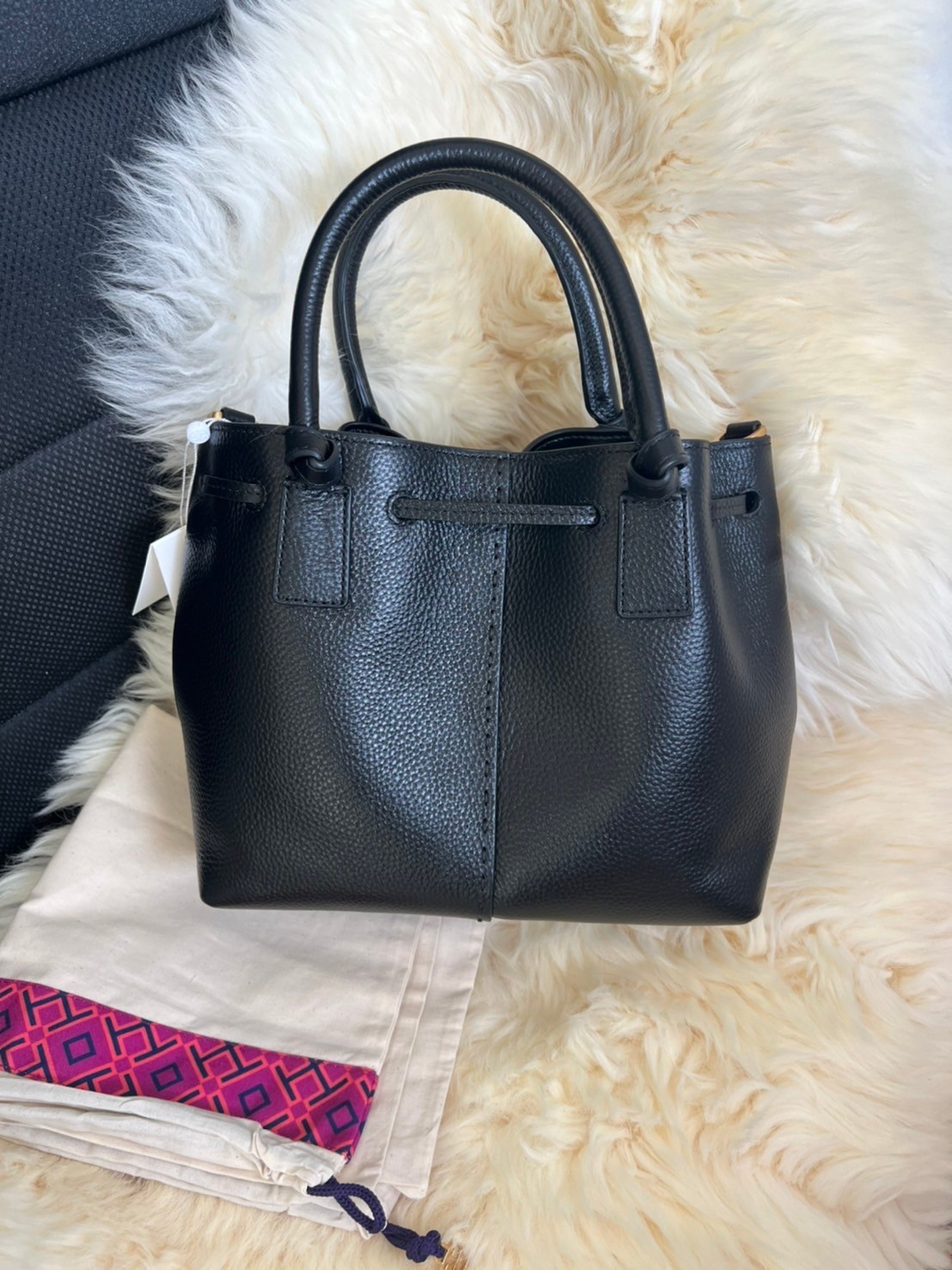 OUTLET 】TORY MCGRAW SMALL DRAWSTRING กระเป๋าถือหรือสะพายข้าง วัสดุหนังวัวแท้ อะไหล่ทอง เปิด-ปิดด้วยสายหนังรูด จะถือหรือสะพายข้างได้Crossbodyได้ น้ำหนักเบาจุของได้เยอะ ด้านหน้าประดับโลโก้แบรนด์ ด้านในมีช่องเล็กสำหรับใส่บัตรใส่ตังค์ได้ มีสายยาว ปรับสายได้ ถ