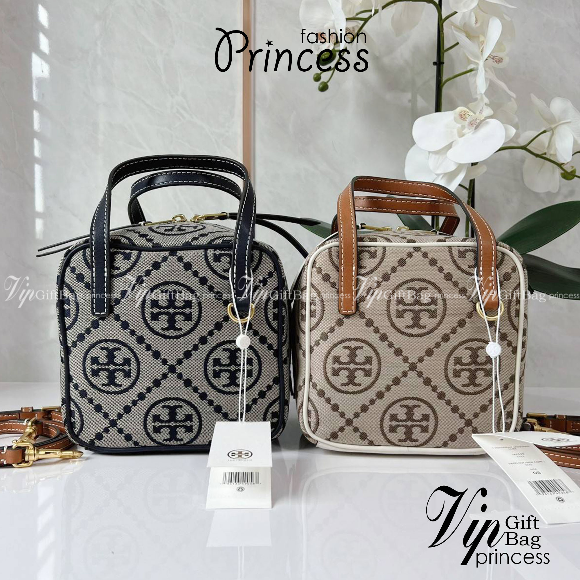 TORY BURCH T MONOGRAM JACQUARD CUBE BAG 🎁พร้อมส่งที่ไทยใหม่ล่าสุด! ปีใหม่นี้เราต้องมีกระเป๋าสวยและเก๋ไว้ใช้กันค่ะ กับกระเป๋าทรง CUBE ดีไซด์ให้ดูเรียลร่วมสมัยมากขึ้น สามารถหยิบจับของได้ง่าย ทรงกระเป๋าแบบกล่อง
