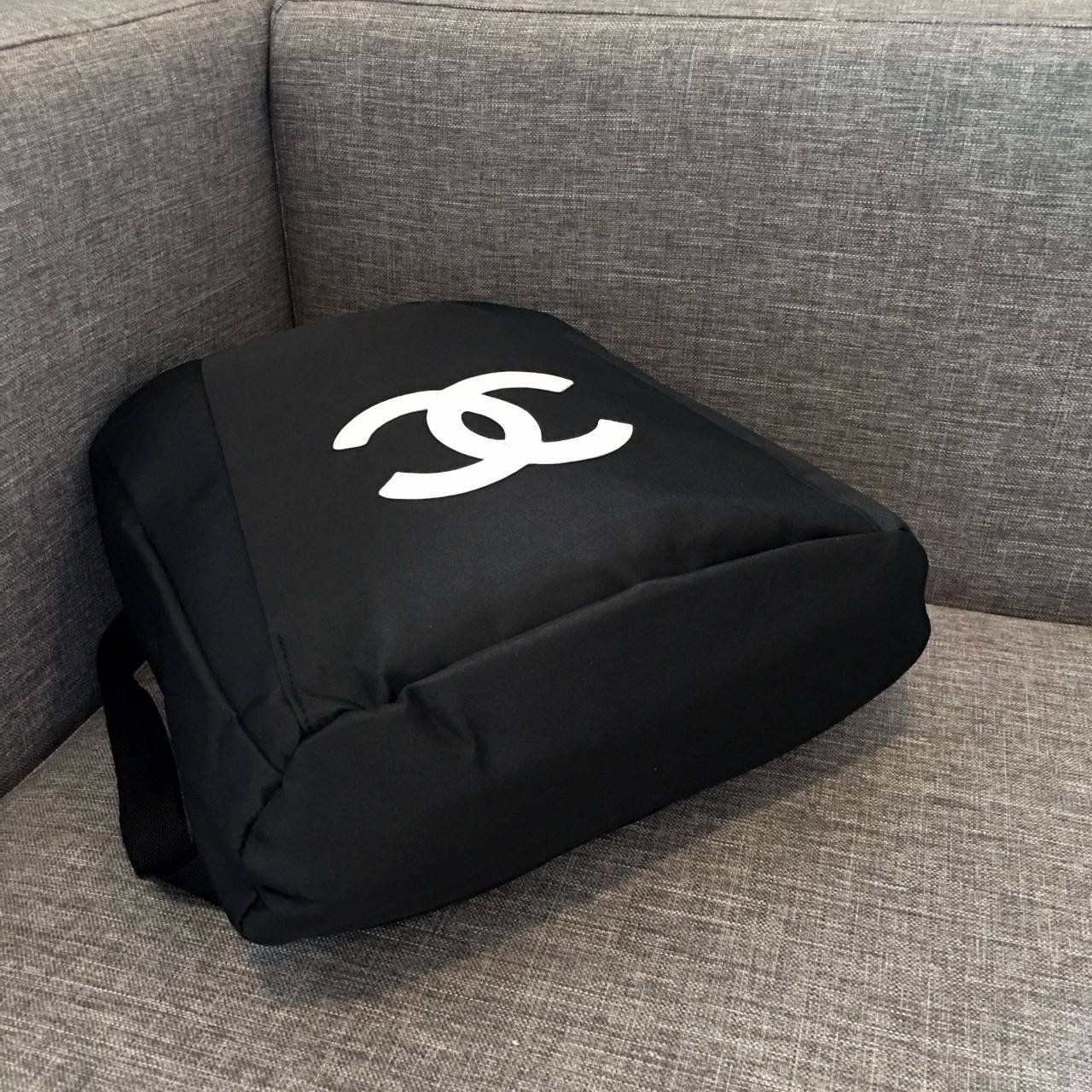 CHANEL VIP GIFT NYLON BACKPACK กระเป๋าเป้ Limited Edition VIP Gift With Purchase (GWP) ของเเท้จาก Chanel Perfumes Counter วัสดุ NYLON เนื้อหนาสีดำตัดโลโก้แบรนด์สีขาว เปิดปิดด้วยซิป หัวซิปแบรนด์ ขนาดกำลังดี น้ำหนักเบา กันนำ้ดูแลรักษาทำความสะอาดง่าย มีหูหิ้