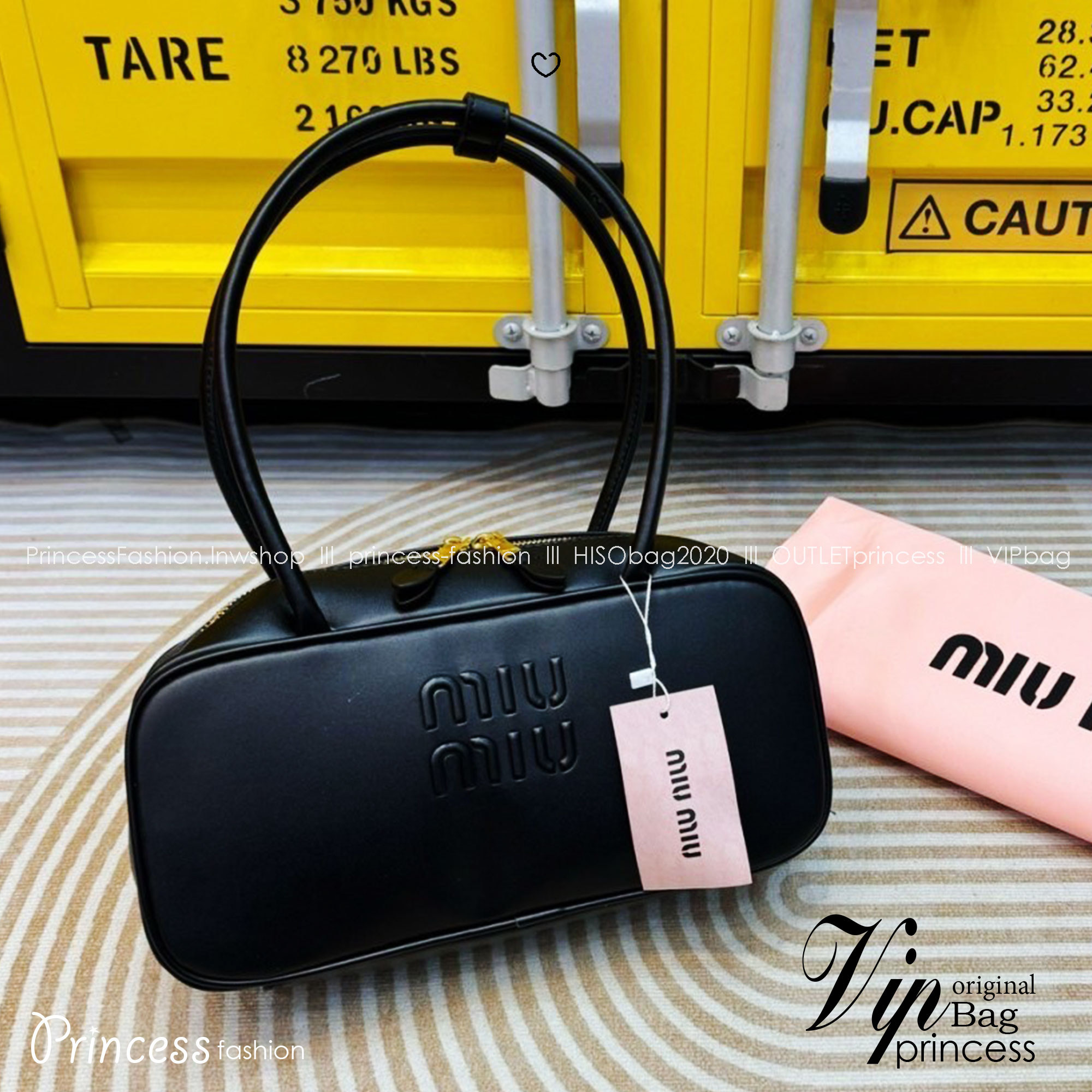 MIU MIU Beau leather bag Small Size กระเป๋าถือ/สะพายสุดชิค รุ่นใหม่หูยาว ถือก็ได้สะพายไหล่ก็เก๋ คูลสุดๆ ดีไซน์เรียบแต่มากมีอยู่จริง สวยดูแพง แมทชุดได้ง่ายสุด มินิมอลมินิใจ หูจับในตัวง่ายและสะดวกพกพา