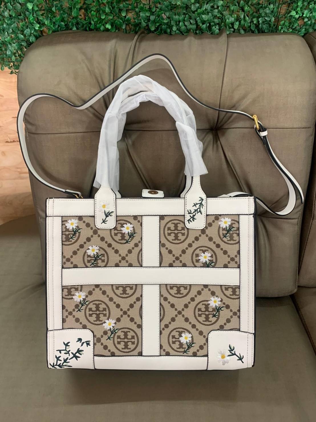 Tory Burch ella jacquard embroidered quadrant tote ลายโมโนแกรม (Monogram) (Material : Woven jacquard leather) ดีไซต์ลำ้เอกลักษณ์ที่โดดเด่น เป็นอีกหนึ่งรุ่นที่ Tory ฺBurch ภูมิใจนำเสนอ ใบใหญ่ค่ะ จุของได้เยอะ ใส่ A4 ได้ งานสวย ตั้งอยู่ทรง จุดเด่นของรุ่นนี้ค