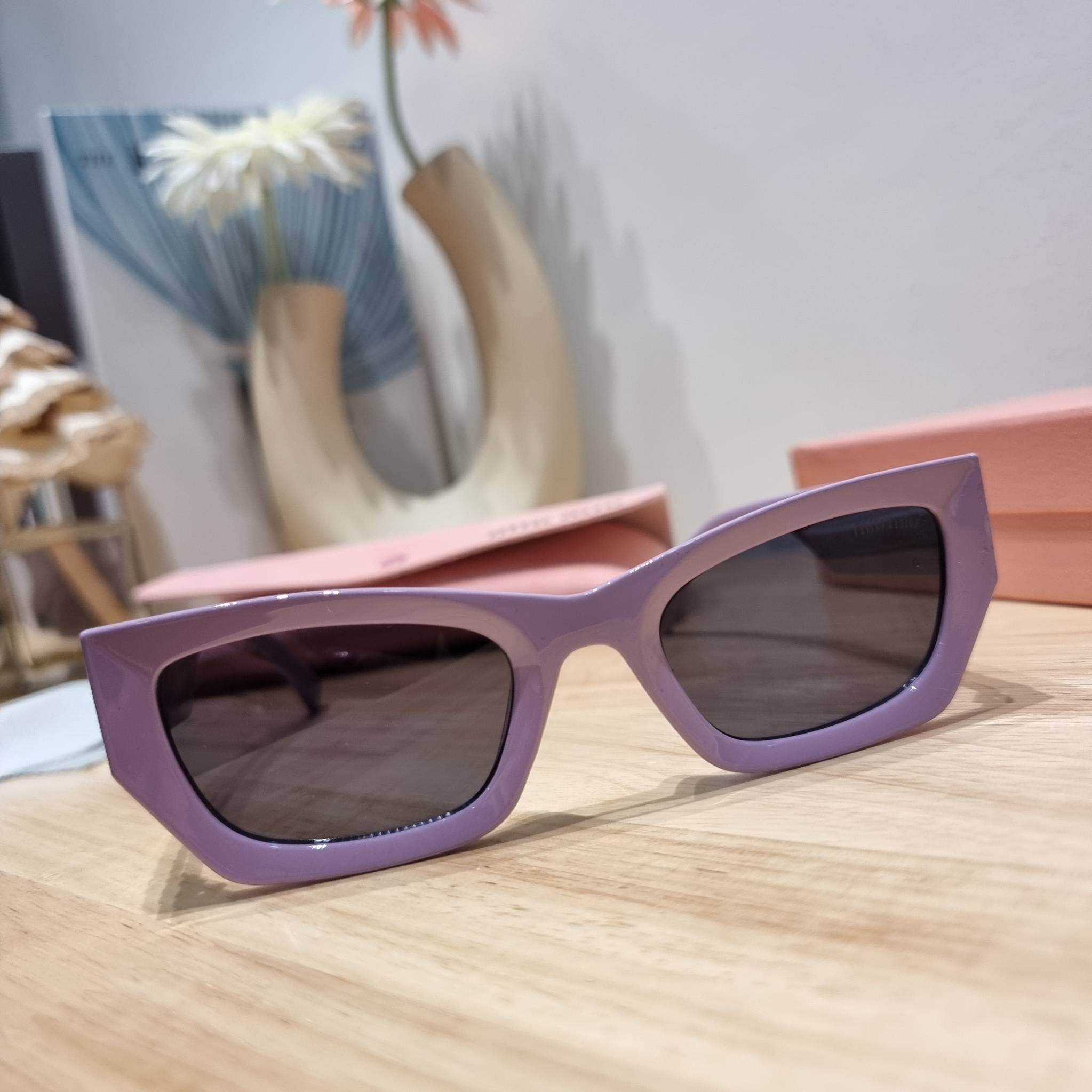 MIU MIU Sunglasses UV protection มาพร้อมอุปกรณ์ครบเซ็ท สวยปัง สวยตะโกน มีพกติดตัวไว้ไม่ตกเทรนด์ ใส่เสริมโหงวเฮ้ง ดูผู้ดี ใช้ได้ทุกโอกาส ทุกสถานการณ์ ใส่ที่บ้านถนอมสายตา ใส่ออกข้างนอกกันแดด กันลม กันฝุ่นก็มั่น ก็เลิศทั้งหมด
