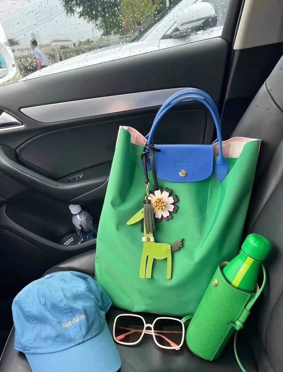 LONGCHAMP LE PLIAGE RE-PLAY TOP HANDLE BAG สินค้ารุ่นลิมิเต็ด collection สุดปัง ซื้อใบเดียวเหมือนได้2 ใบ กระเป๋าสะพายแนวตั้งที่กว้างขวาง มีเอกลักษณ์เฉพาะตัวแต่มีดีไซน์ที่น่าดึงดูด