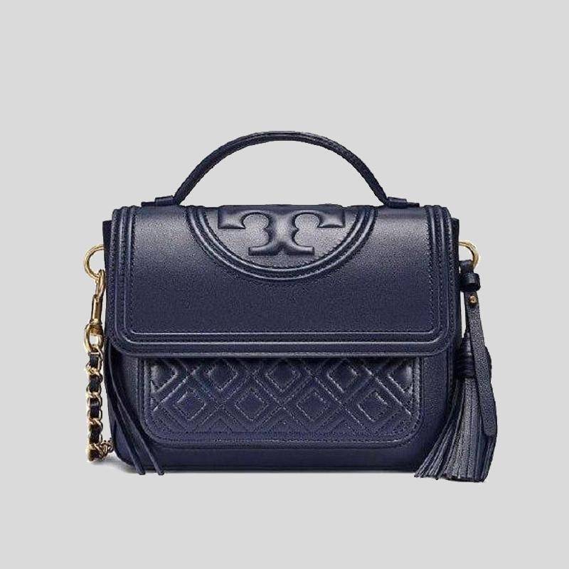 Tory Burch Fleming Satchel Bag รุ่น 45147 สี Royal Navy กระเป๋าสะพาย Crossbody ทรงสวย ดีไซน์เก๋ สุดคลาสสิค เพิ่มดีเทลโลโก้แบรนด์บนฝากระเป๋าอัพลุคให้ดูเท่ห์ และ พู่หนังถอดได้ วัสดุหนังแท้ สัมผัสนุ่มมือ หนังสวย น้ำหนักเบา ตั้งอยู่ทรง เปิดปิดด้วยกระดุมแม่เหล