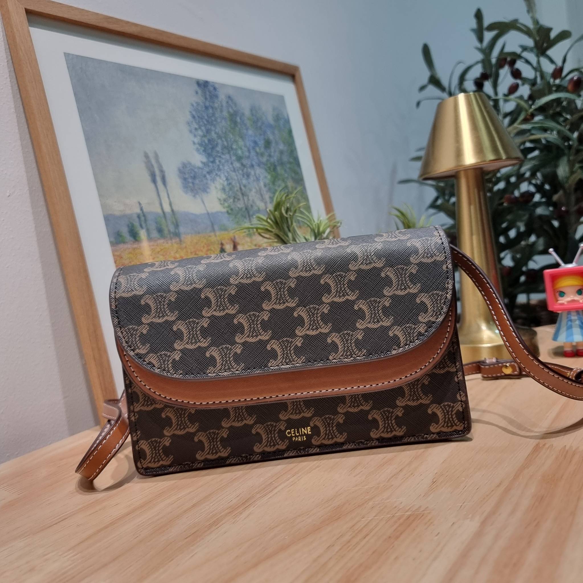 CELINE WALLET ON STRAP IN TRIOMPHE CANVAS AND LEATHER อีกหนึ่งรุ่นยอดนิยม กระเป๋าสะพายกึ่งคลัทช์ ในรูปแบบกระเป๋าสตางค์ ให้พกพาได้ง่าย ใส่ของสำคัญ มือถือ หรือบัตรต่างๆได้