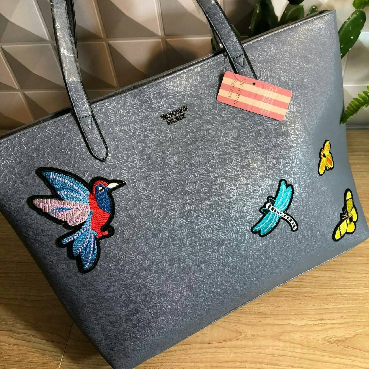 Victoria’s Secret Tote Bag 2019 กระเป๋าถือหรือสะพายลายหนังคาเวียร์ สวยด้านหน้าประดับด้วยโลโก้ ตัวกระเป๋าแต่งด้วยลายปักสวยเก๋ ปากกระเป๋าเปิดปิดด้วยซิปสะดวกใช้ ภายในมีช่องโล่งและช่องเล็กไว้แบ่งเก็บของ ใส่หนังสือ เอกสาร A4 Notebook ipad กระเป๋าสตางค์ ของใช้ไ